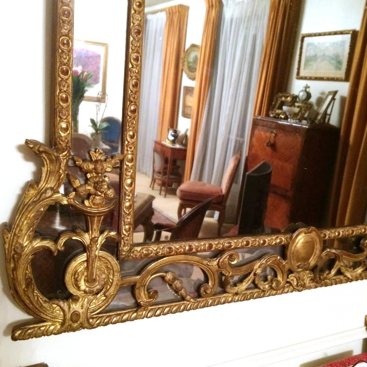 Exceptional French Regence Period Giltwood Boiserie Mirror, France, circa 1725 In Good Condition For Sale In Saint-Ouen, FR