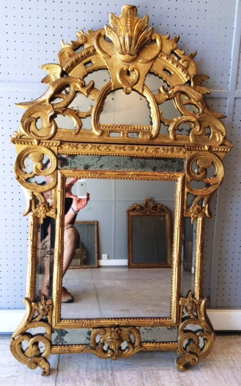 Spectacular French Regence Period Carved Giltwood Mirror, France, circa 1730 For Sale 4