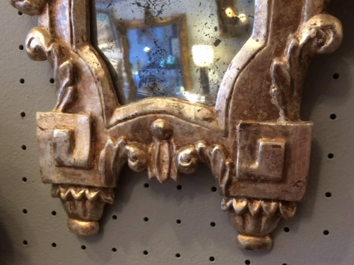 Nice Pair of Italian, 18th Century Carved Giltwood Mirrors, White Gold Gilding In Excellent Condition For Sale In Saint-Ouen, FR