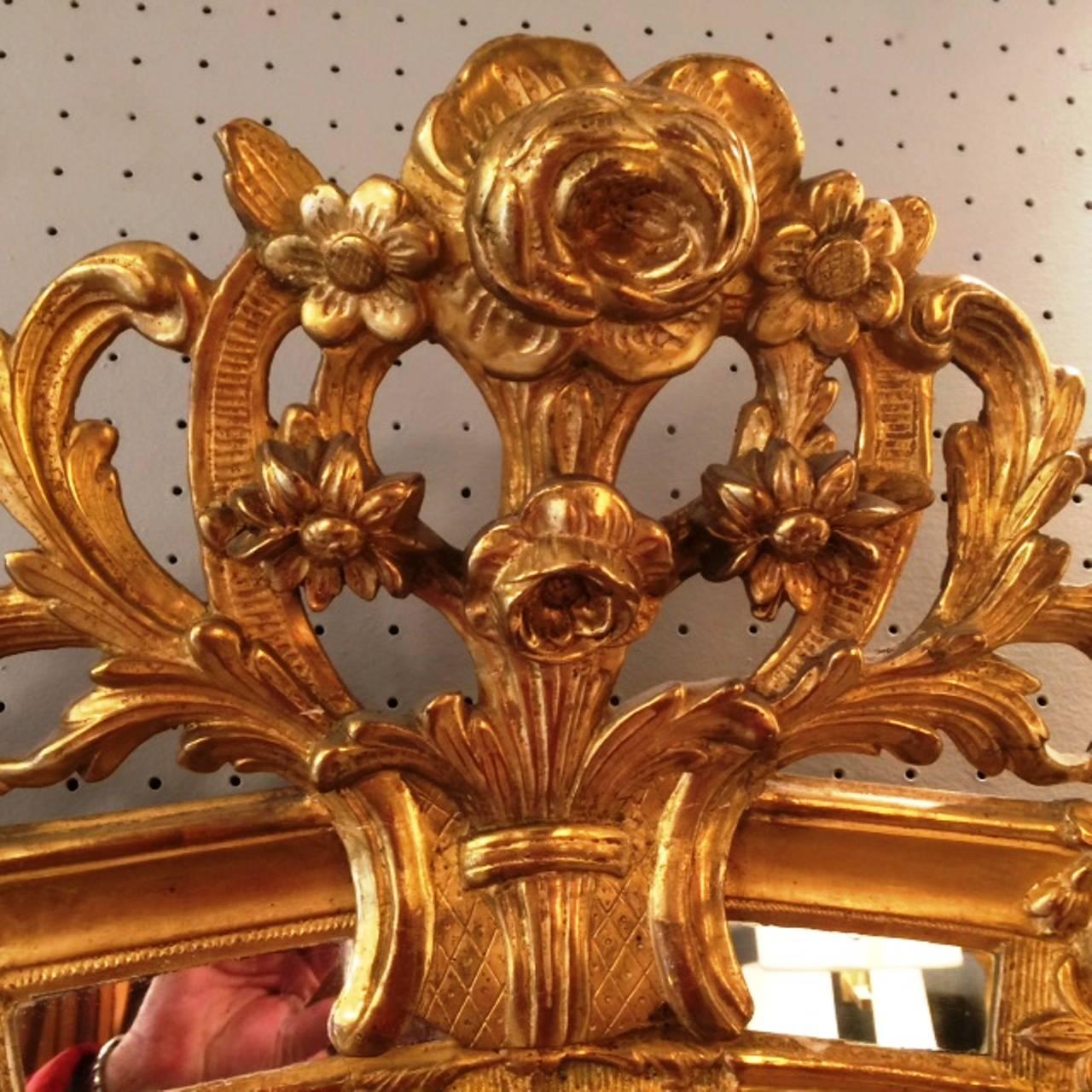 French Louis XIV Period Carved Giltwood Wall Mirror, Early 18th Century In Excellent Condition In Saint-Ouen, FR