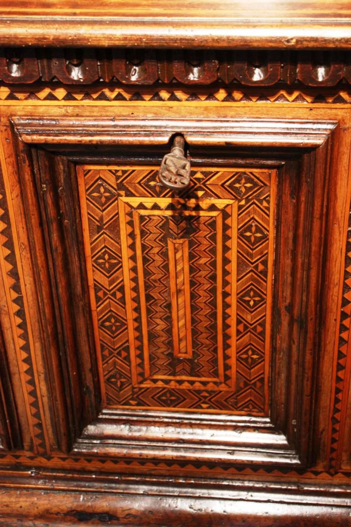 Rare Late 15th Century Inlaid Walnut Chest Cassone, Florence, Italy In Excellent Condition In Saint-Ouen, FR