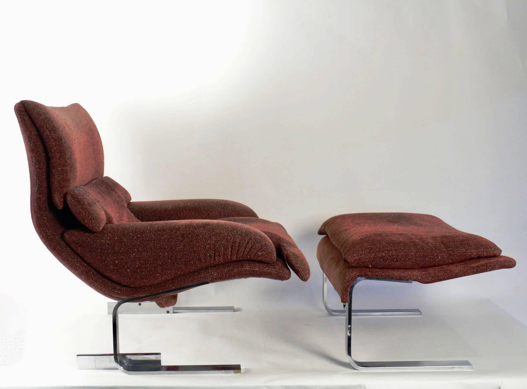Fantastic and rare pair of "Onda" lounge armchairs with matching footstools - ottomans by Giovanni Offredi, edited by Saporiti Italia, late 1970s.
Chromed Legs and original burgundy wool velvet fabric, possibly by Missoni.
Fabric is