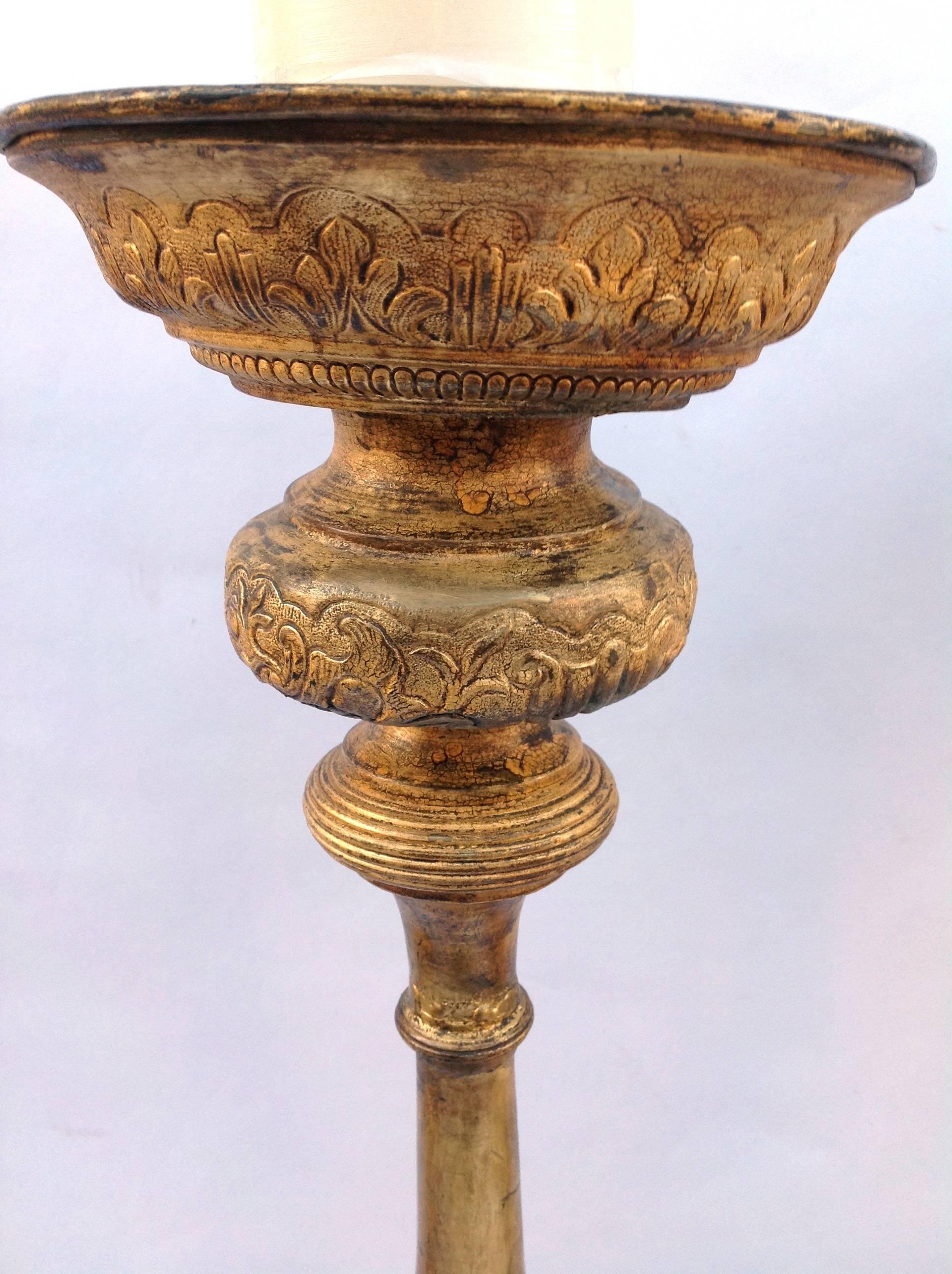 Pair of large candleholders, embossed and gilded metal, Italy, 19th century
with motifs-of-pearls, scrolls and leaves.
Baroque style.