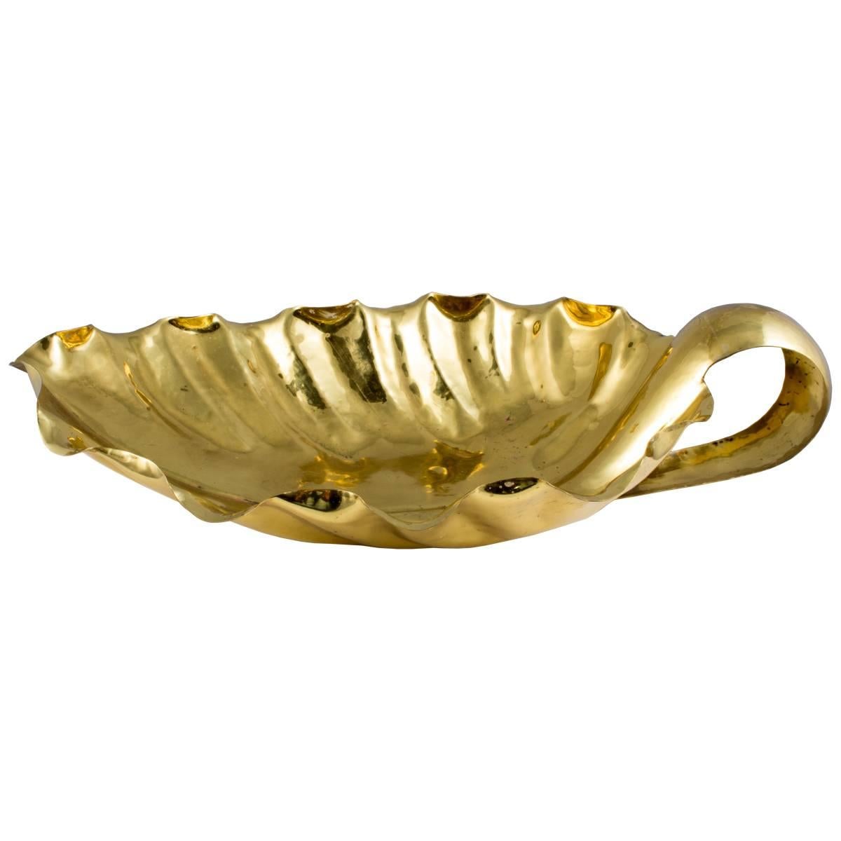 One of our favorite finds on our recent trip to Milan is this gorgeous pair of mid-century brass leaf bowls from Italian artist Tomasso Barbi and each one is signed! Beautiful displayed together on a surface, or on a bookshelf to add a touch of