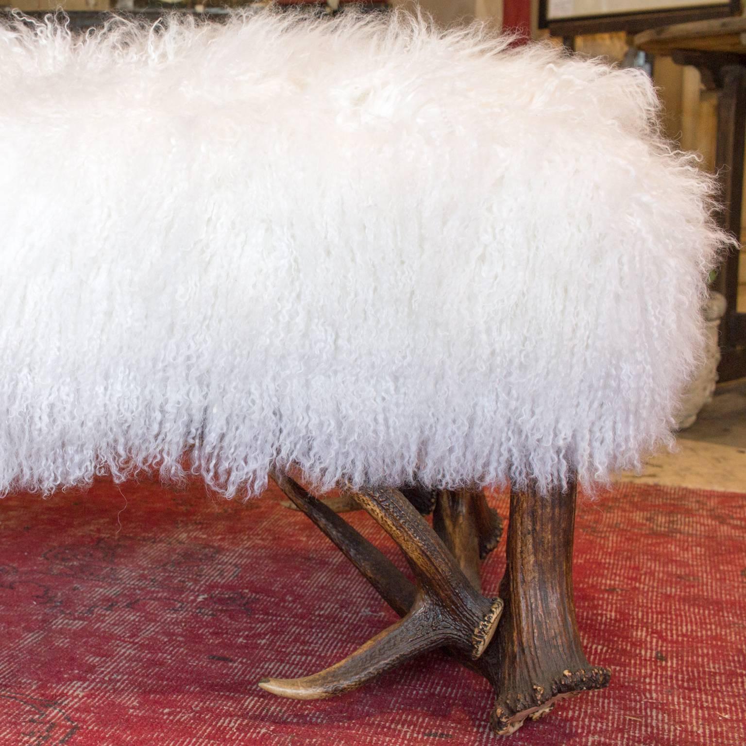Habsburg Red Stag Antler Bench with White Tibetan Lamb Fur Seat In Excellent Condition In Houston, TX
