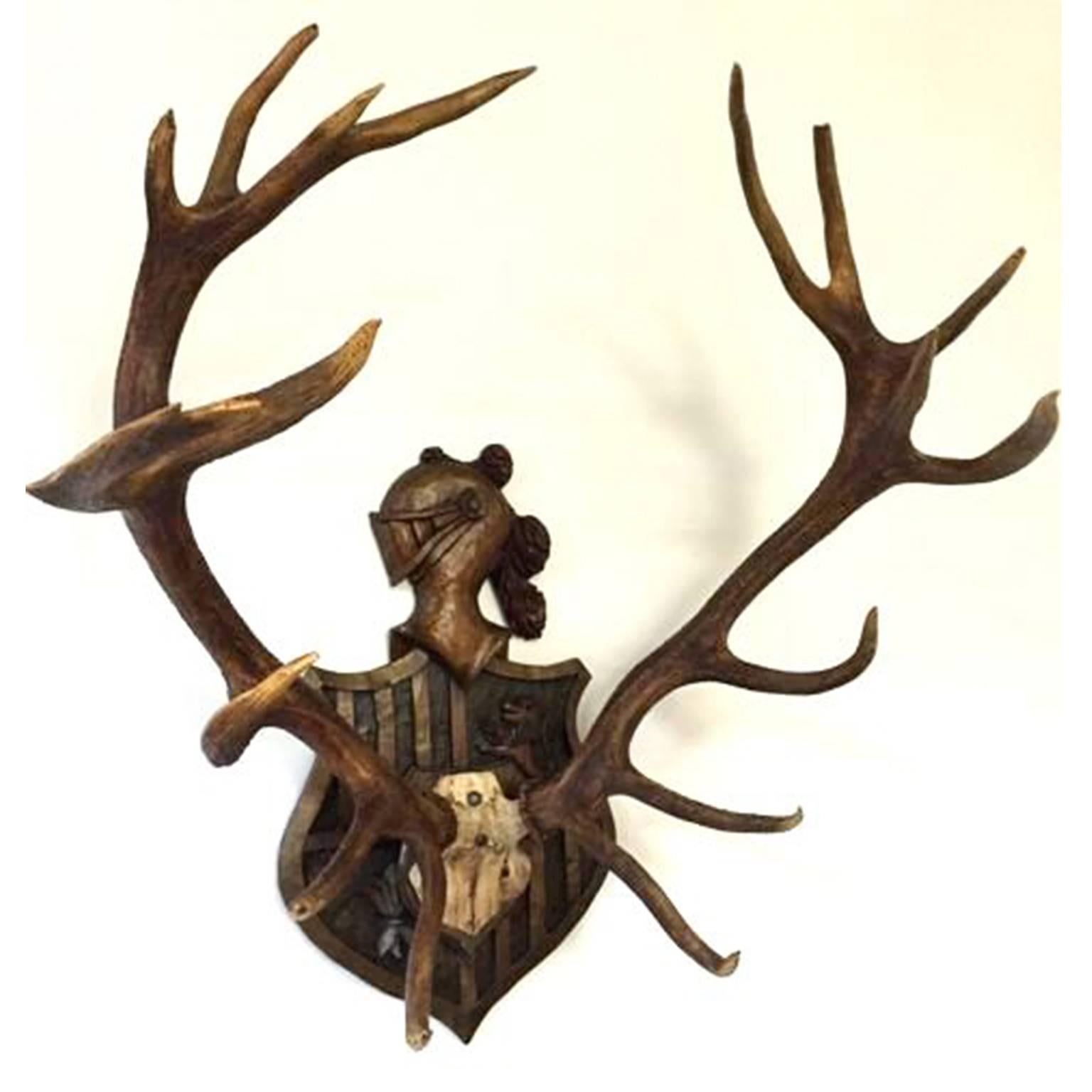 Very old red stag (when you look closely on either side of the lower attachment bolt, you can see the top of a date/year 1793) mounted on an antique heraldic French plaque.

Measures: 41