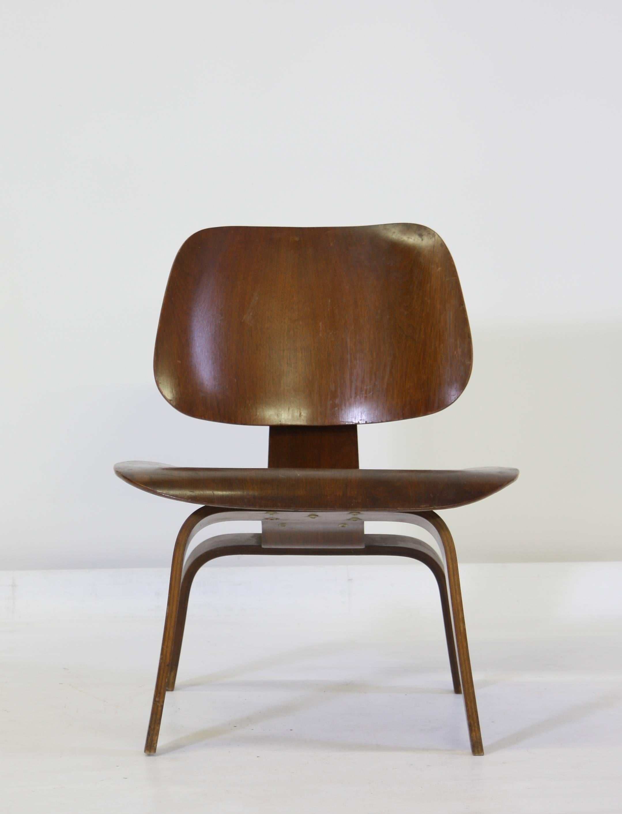 Ein frühes, ikonisches Design. Der LCW, entworfen von Charles und Ray Eames, hergestellt von Evans für Herman Miller. Dieses Stück wird in vorgefundenem Zustand mit originaler Evans-Beschriftung verkauft. Aus der kuratierten Sammlung Space 20th