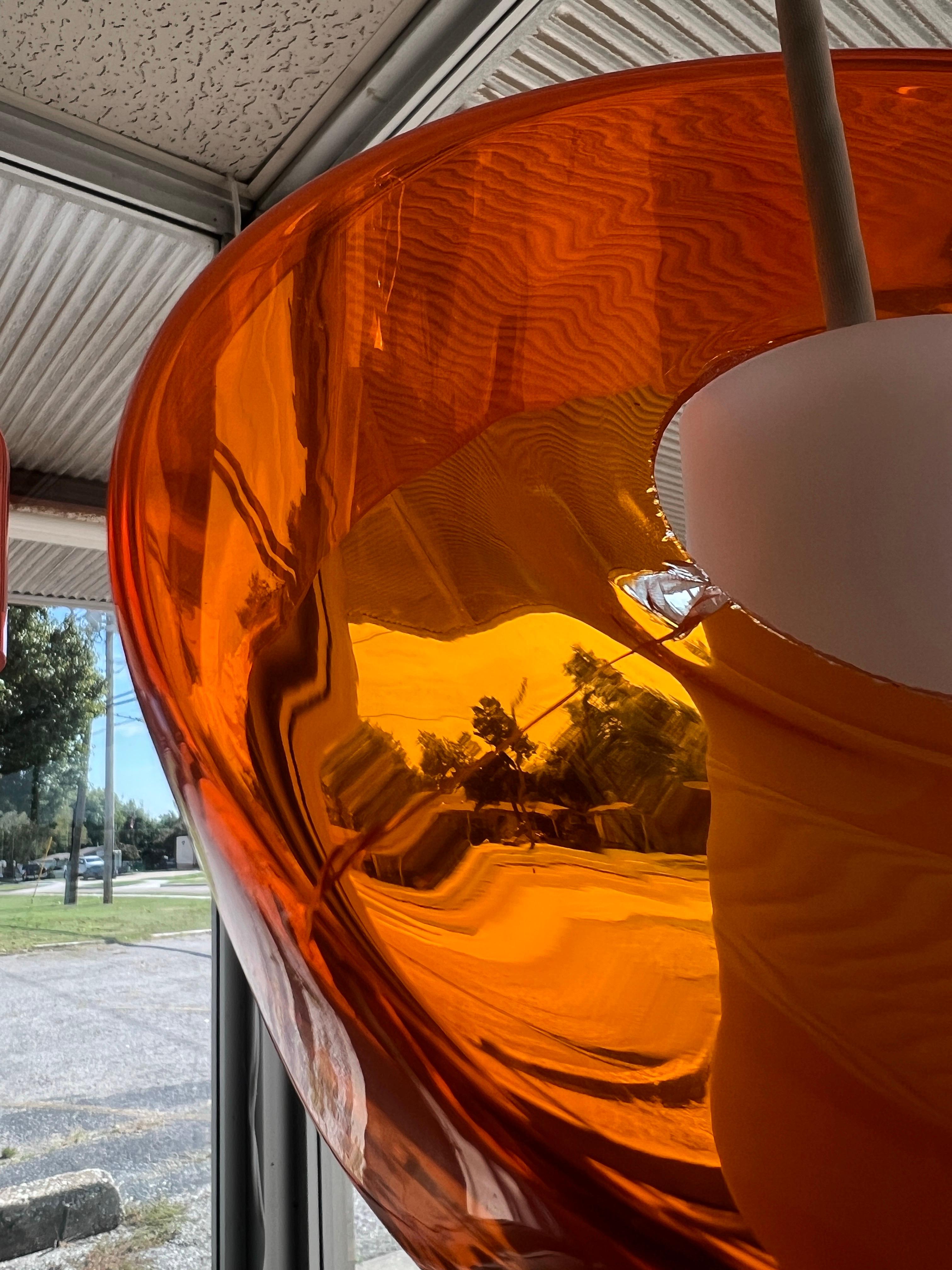 Coppia di lampade a sospensione di metà secolo in vetro opalino e arancione in vendita 11