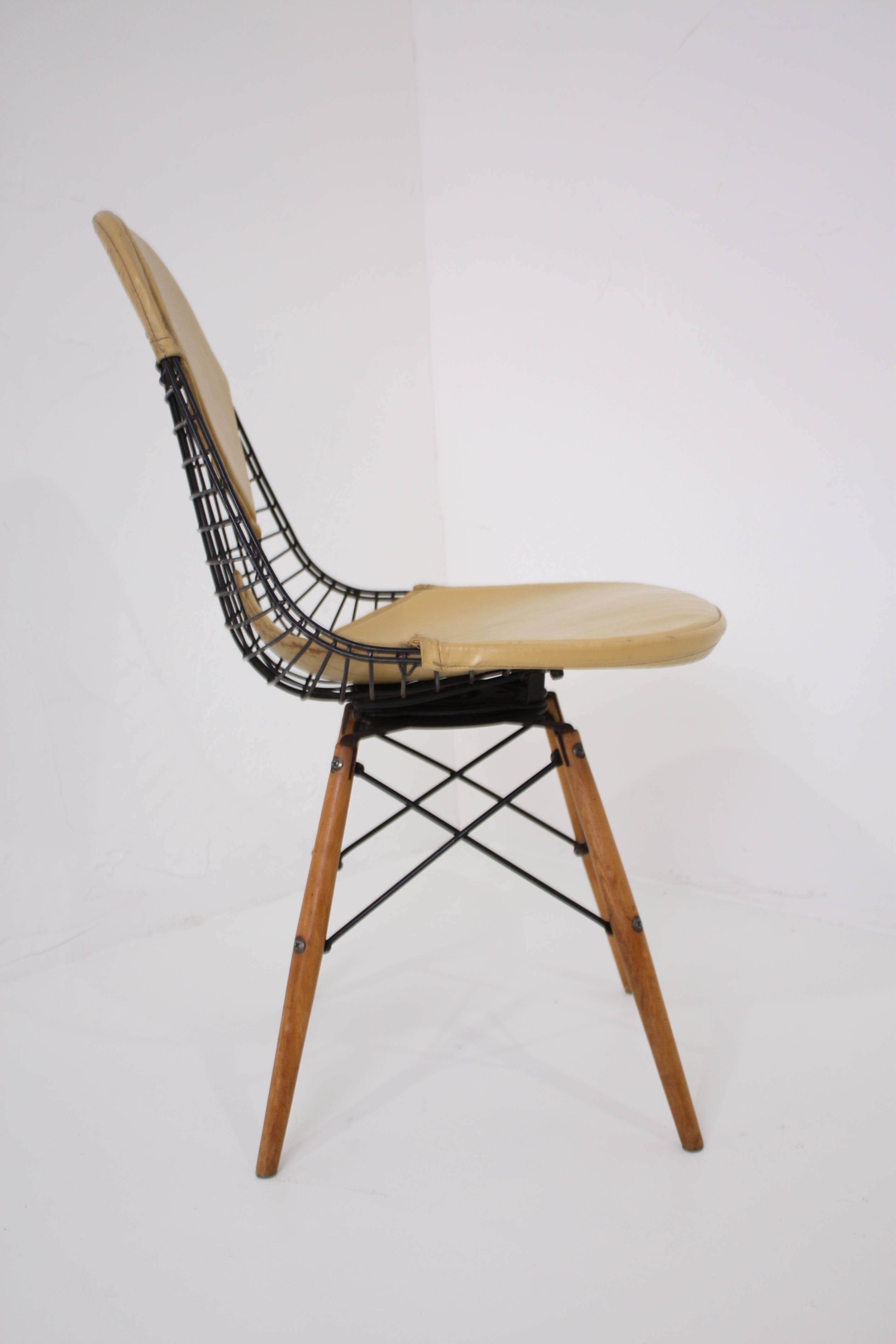 Mid-Century Modern Eames PKW Dowel Leg Swivel Bikini Chair for Herman Miller