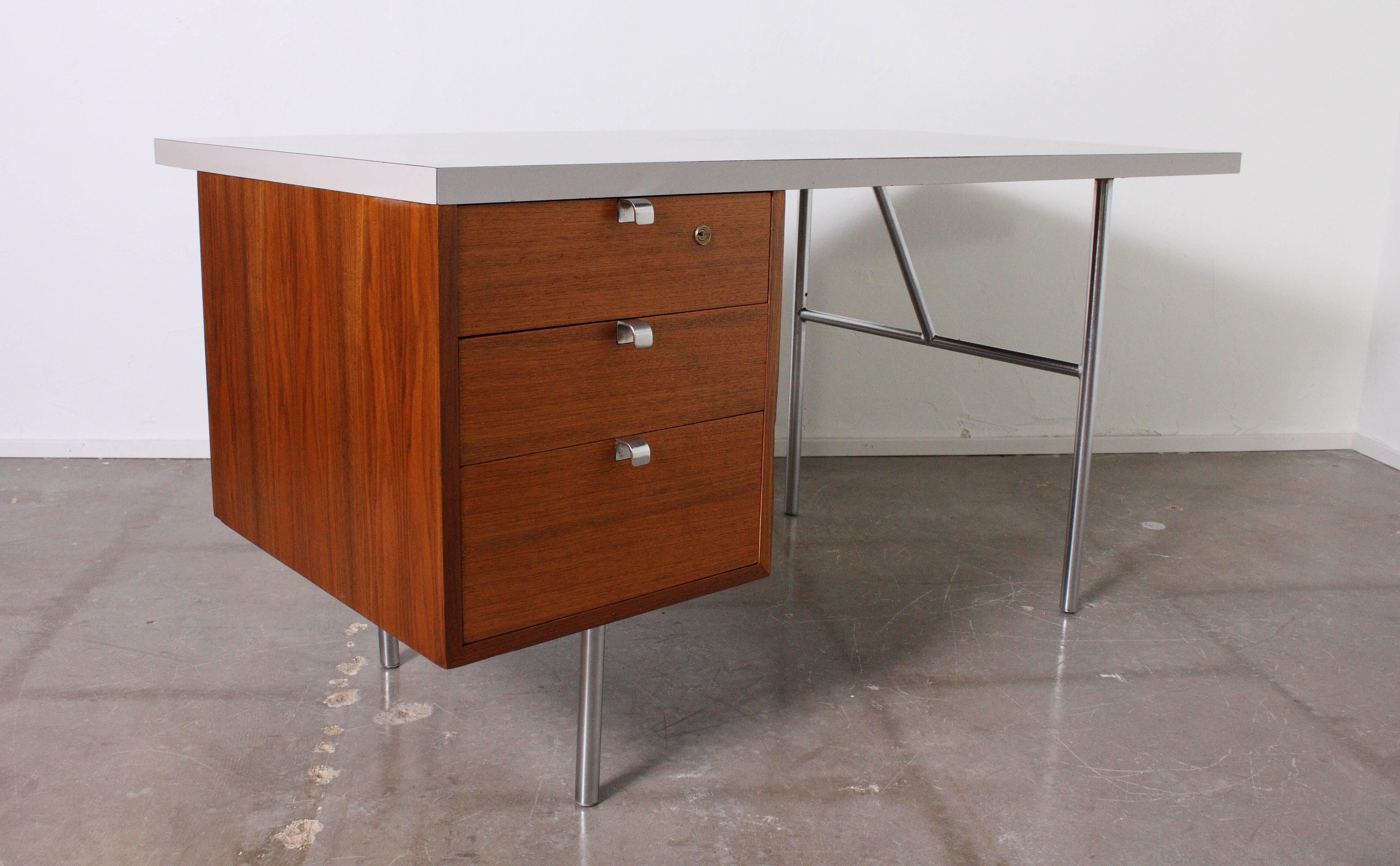 Simple single desk with steel tubular legs and formica style top in light grey.