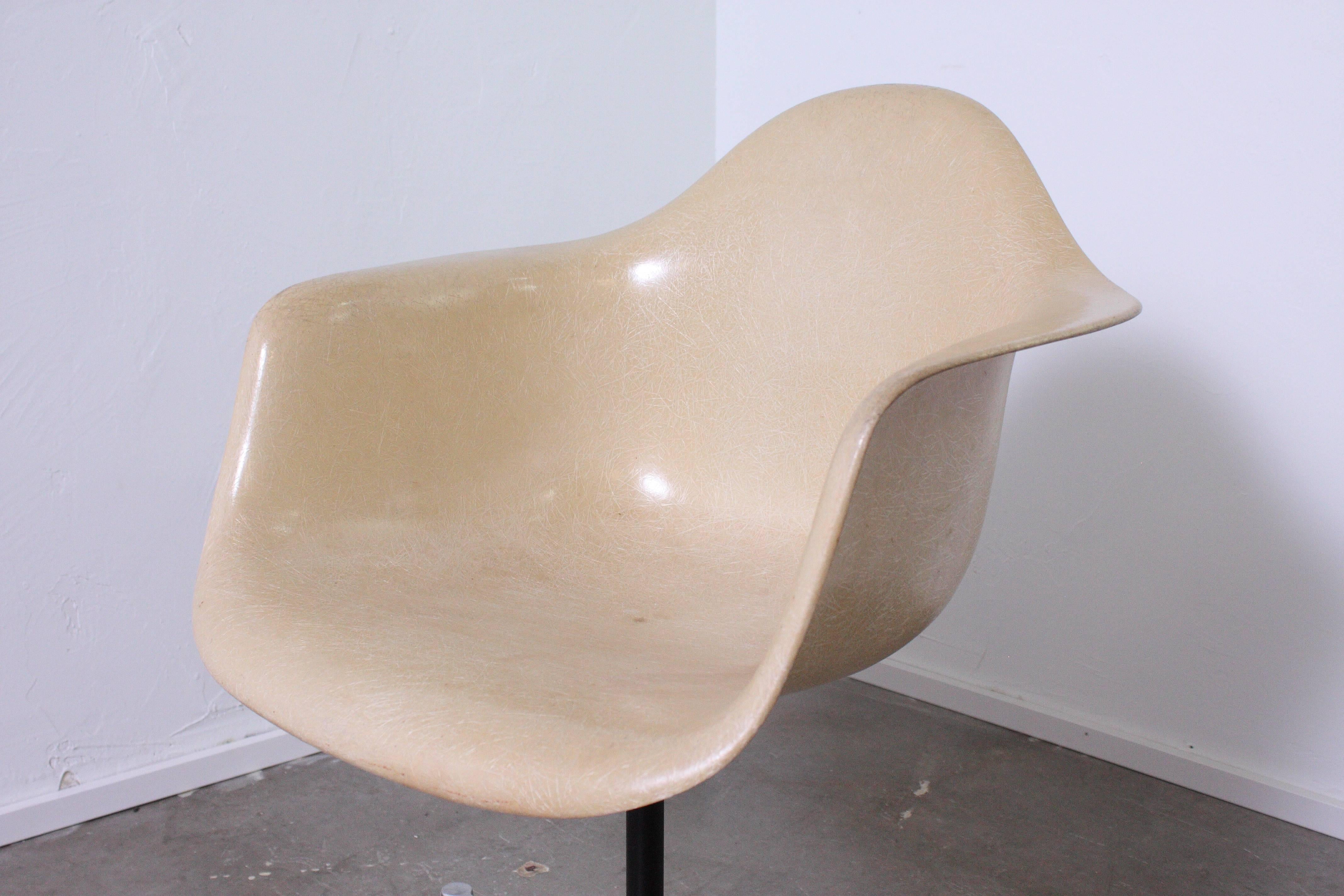 Mid-20th Century Fiberglass Shell Chair by Charles and Ray Eames