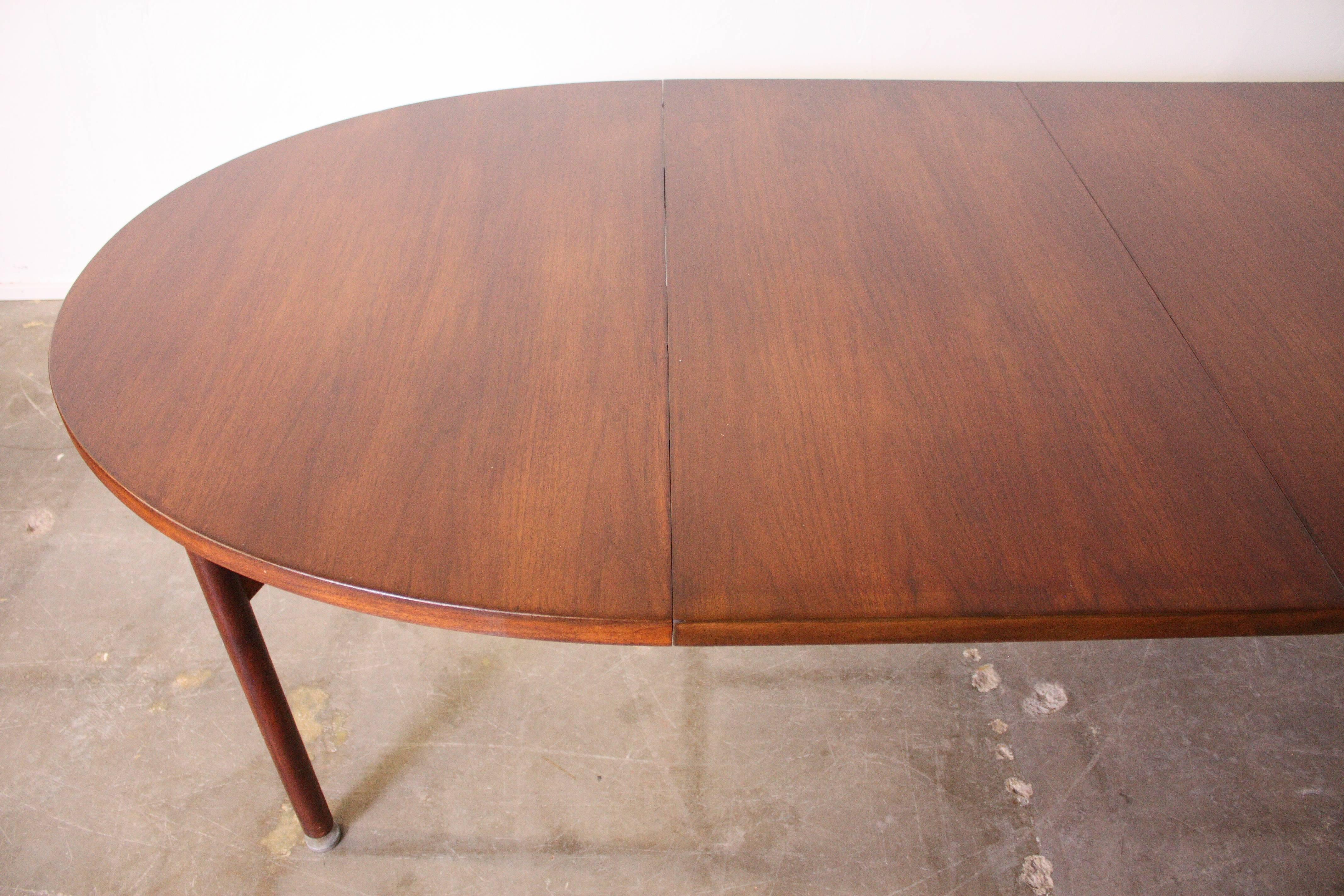 Jens Risom Walnut Expandable Dining Table In Excellent Condition In Oklahoma City, OK