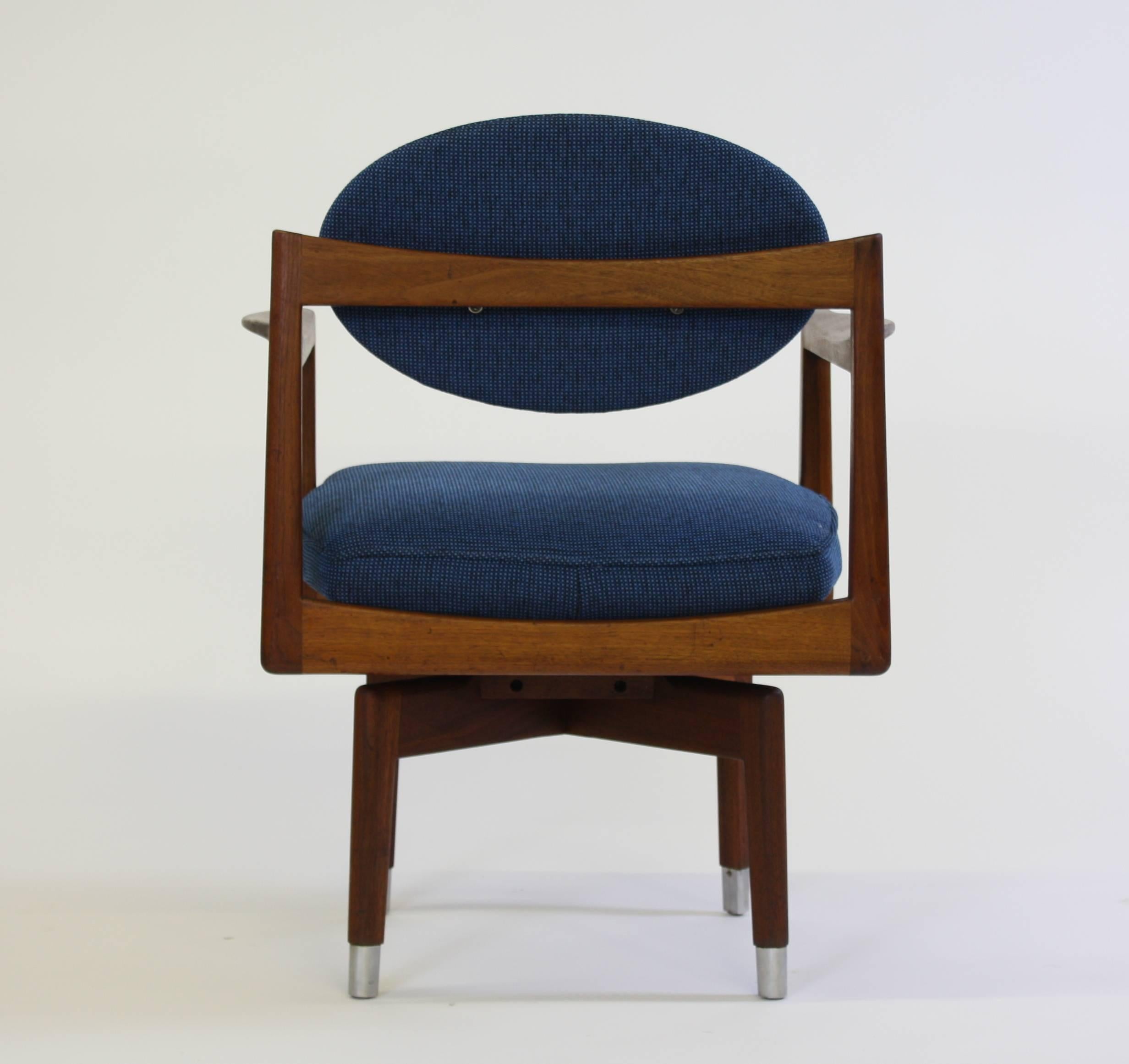 Wonderful Jens Risom office chair with swivel on rare four point base. Reupholstered in a vintage old stock fabric.