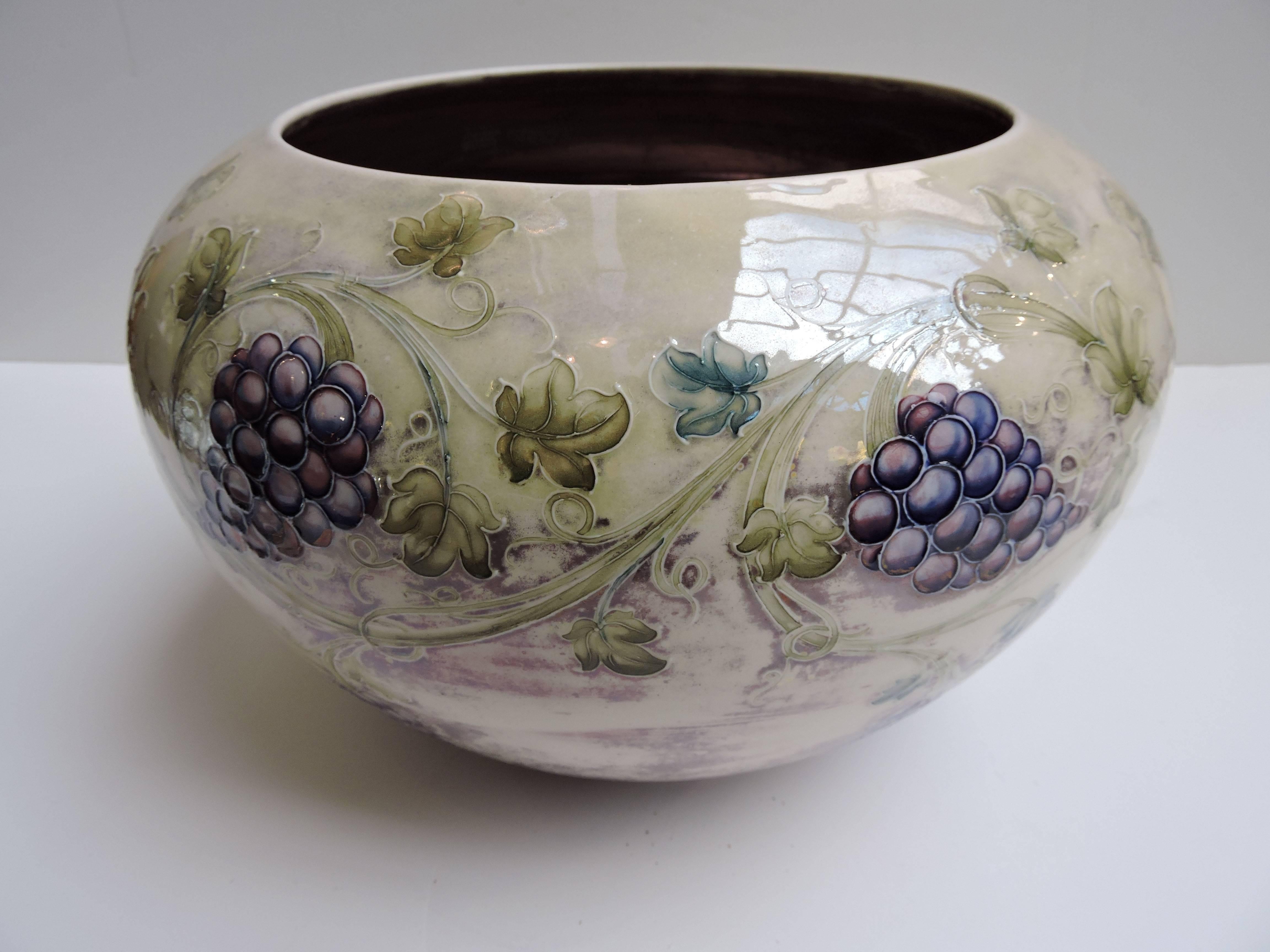 William Moorcroft Made for Tiffany & Co Grape Decoration Jardiniere, circa 1910 In Excellent Condition For Sale In Toronto, ONTARIO