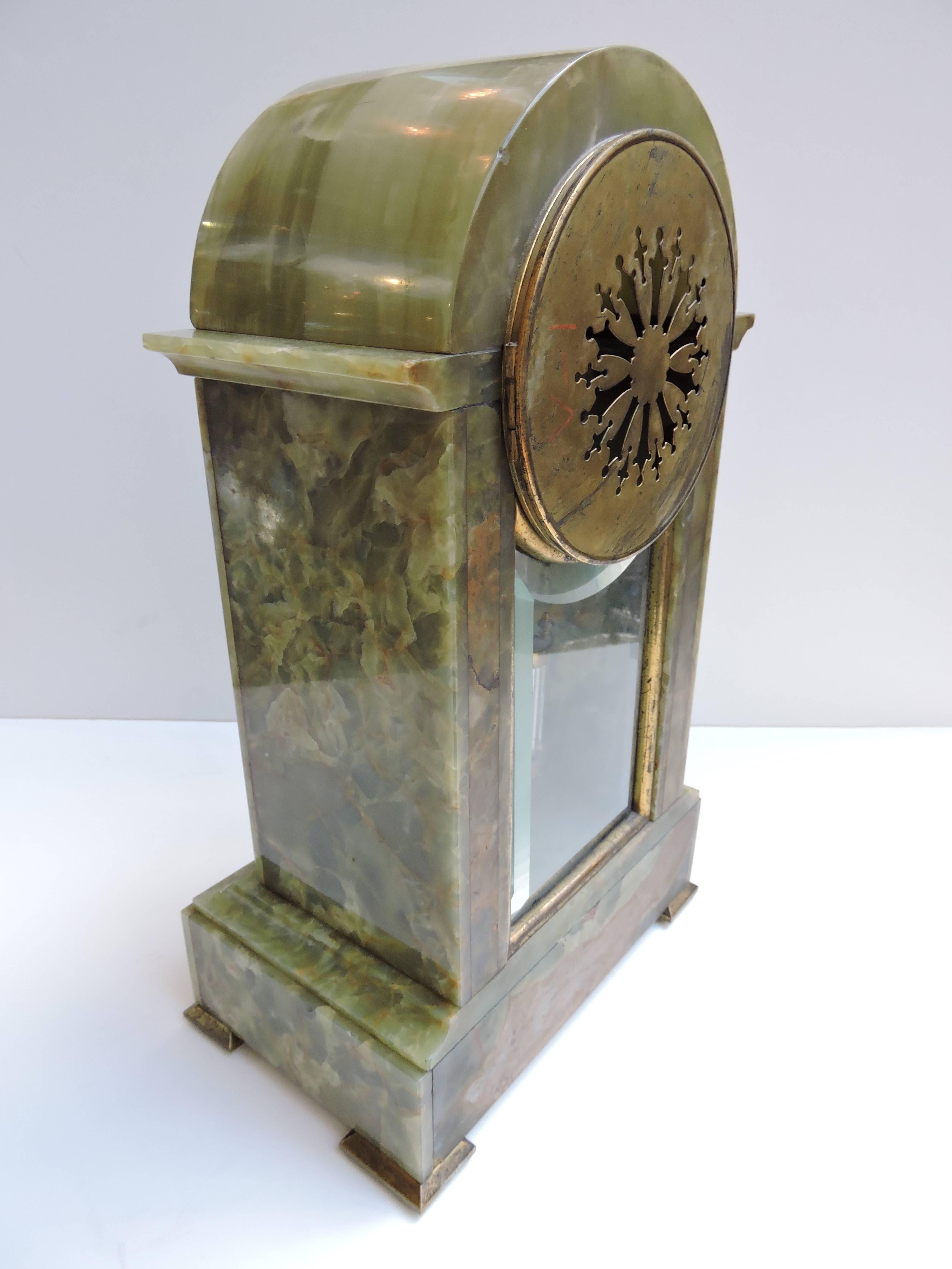 French 19th Century Green Onyx Clock with Mercury Pendulum and Bronze Feet In Excellent Condition For Sale In Toronto, ONTARIO