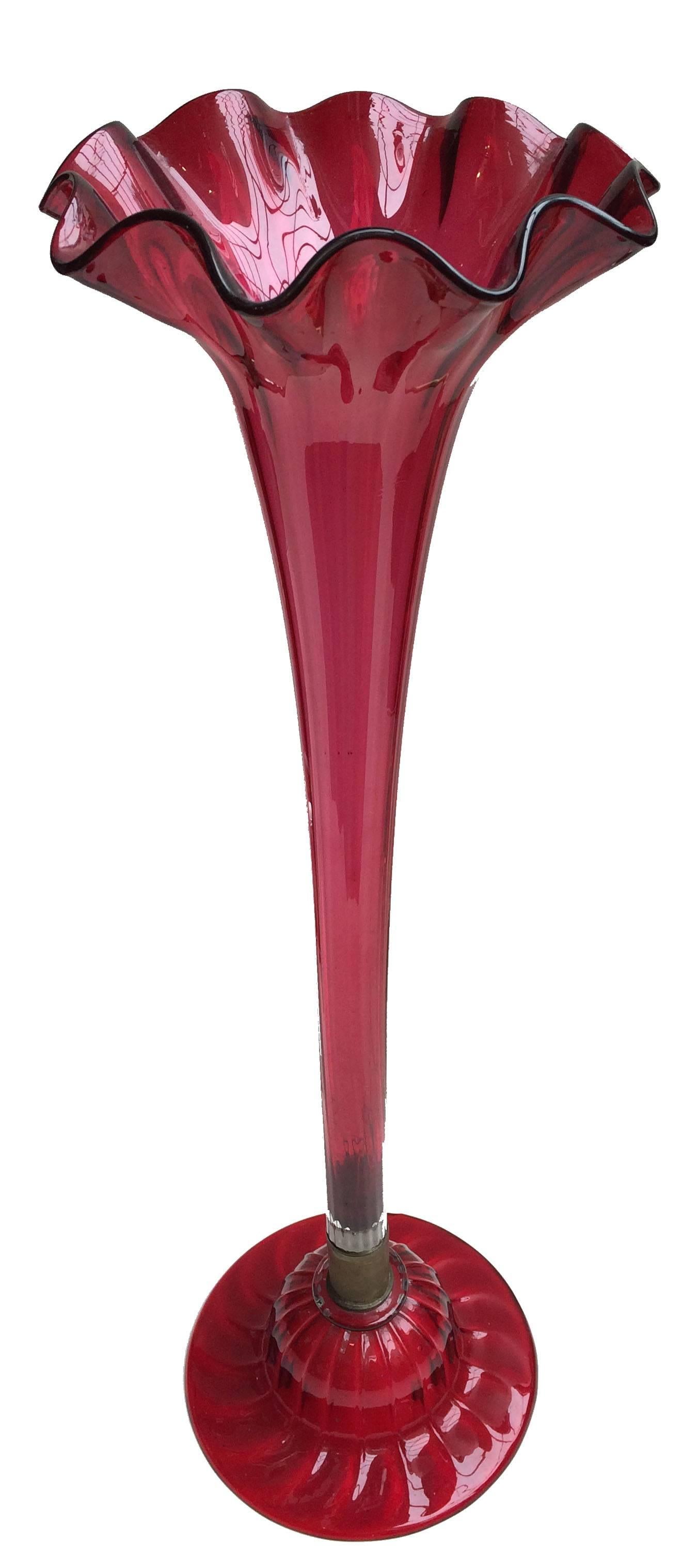 A beautiful single fluted handblown cranberry Epergne, standing 31 inches tall.
Ribbed decoration throughout the glass with fluted top rim.