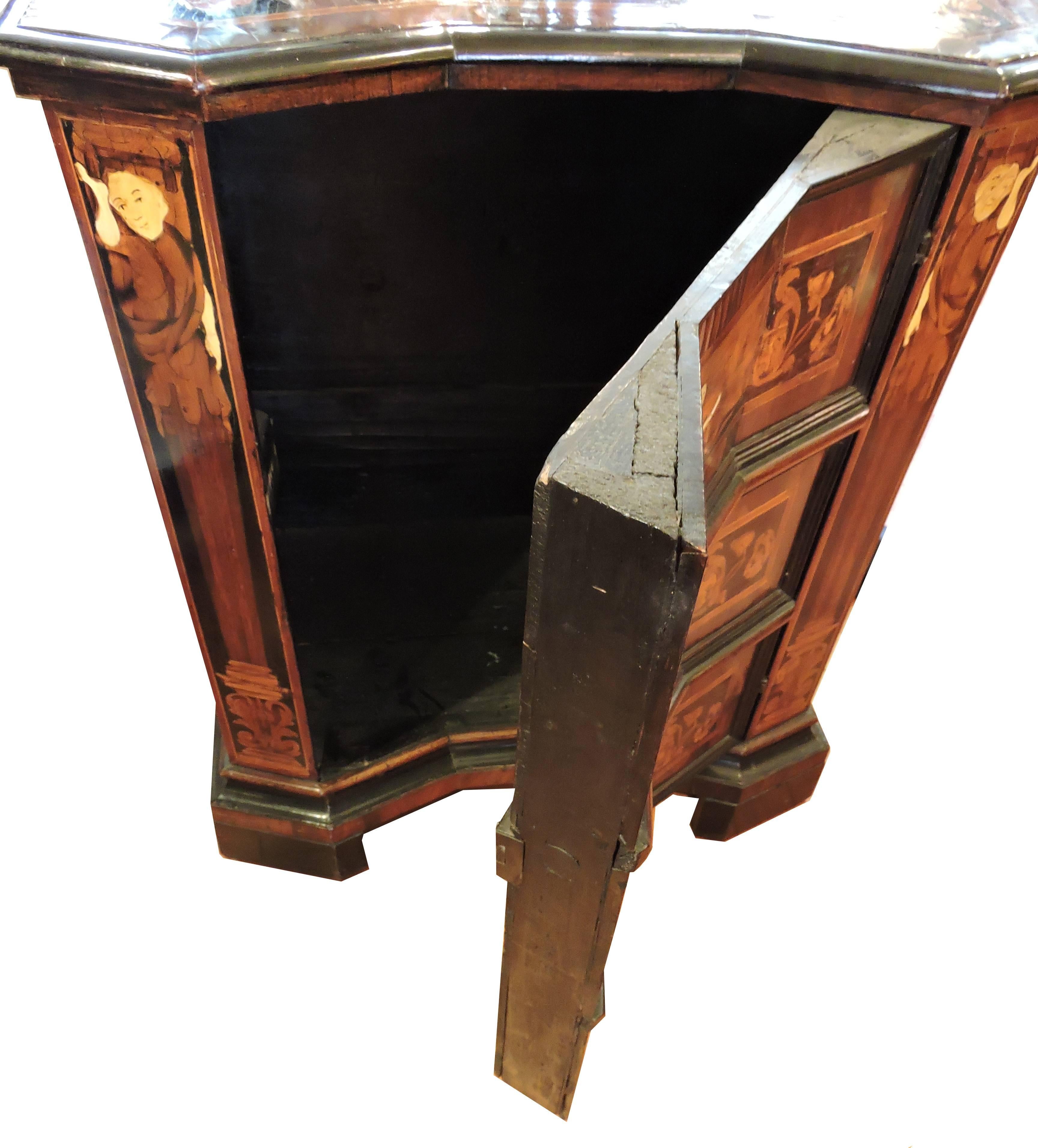 Italian 18th Century Walnut and Ebony Commode Inlaid with Bone and Fruit Woods For Sale 1