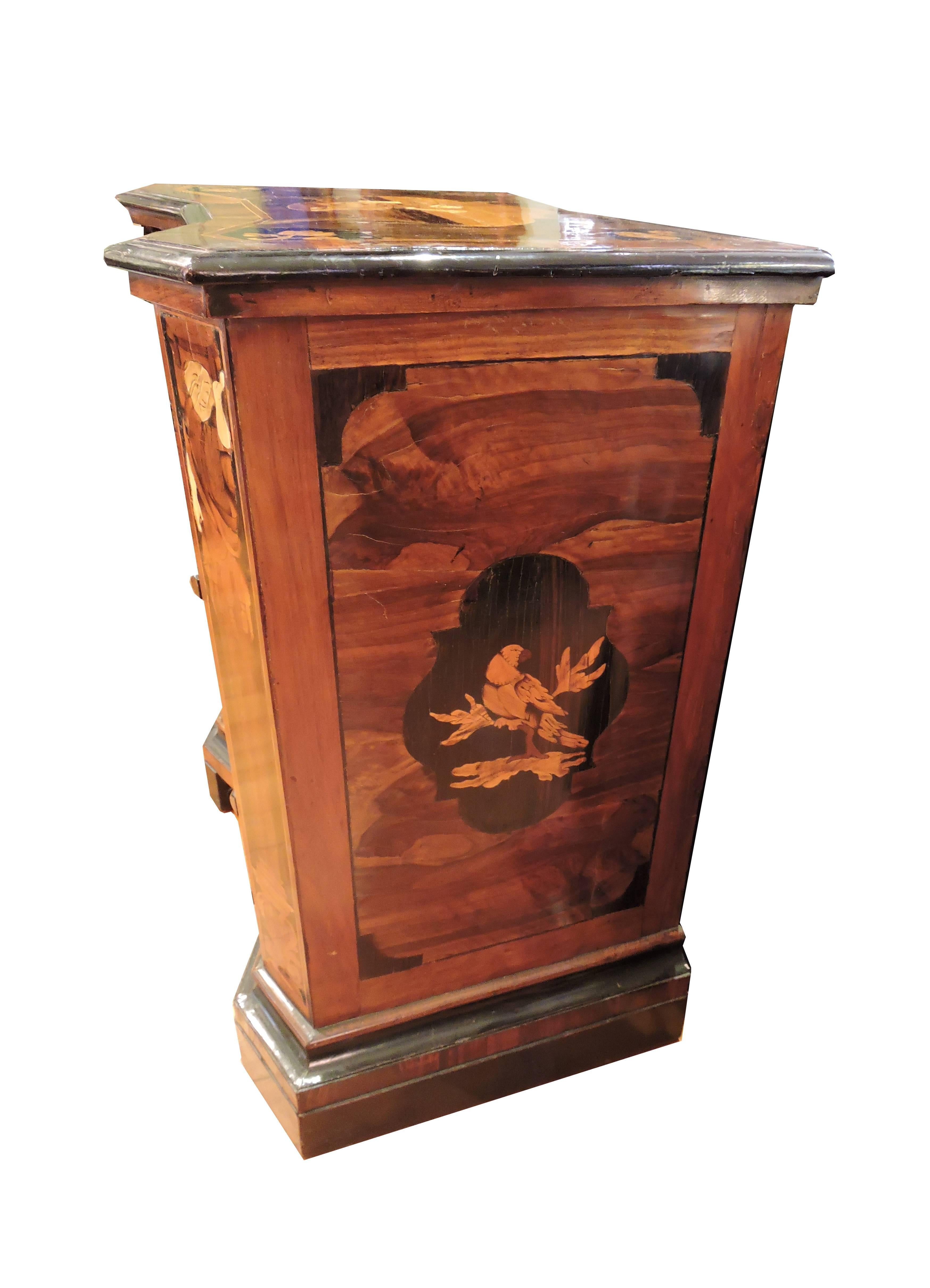 Italian 18th Century Walnut and Ebony Commode Inlaid with Bone and Fruit Woods For Sale 2