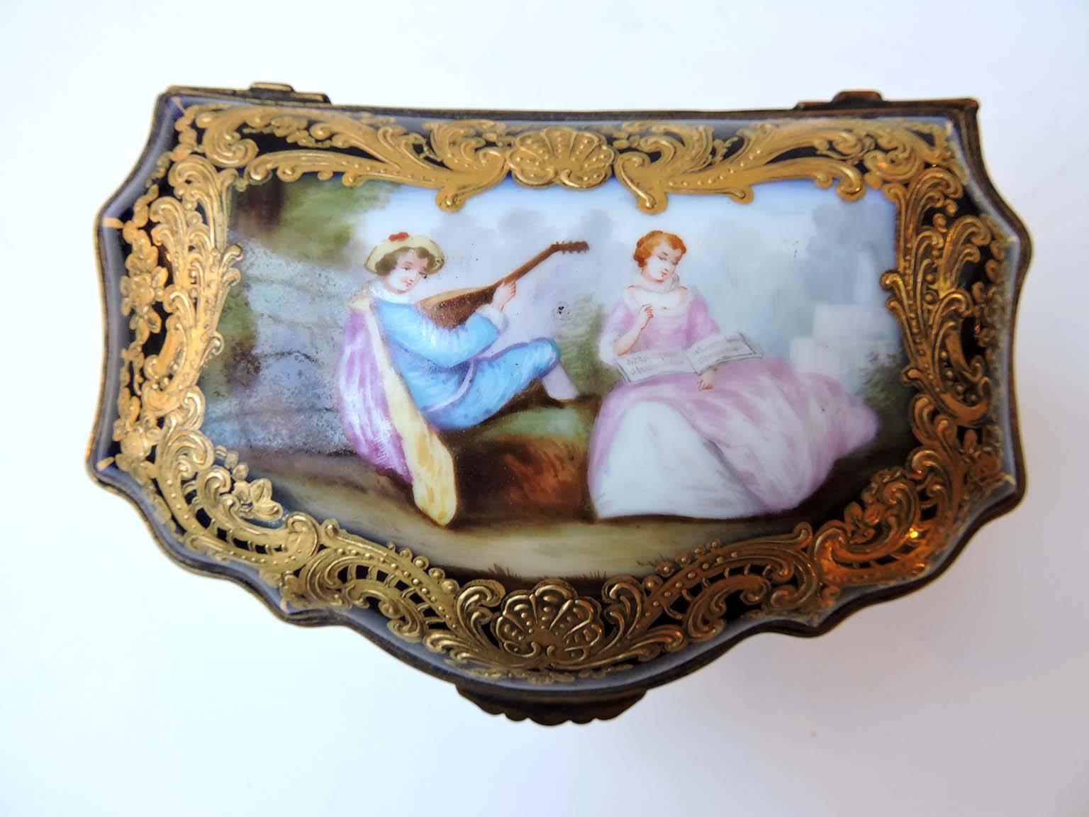 Late 19th Century French Sevres-Style Porcelain Trinket Box with Gilt Bronze In Excellent Condition For Sale In Toronto, ONTARIO