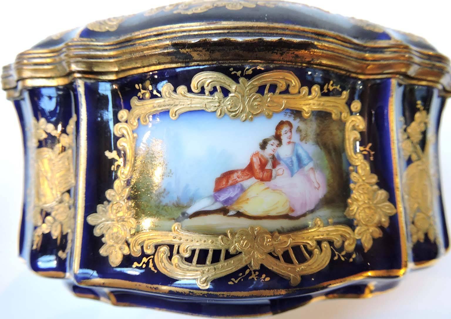 Late 19th Century French Sevres-Style Porcelain Trinket Box with Gilt Bronze For Sale 4