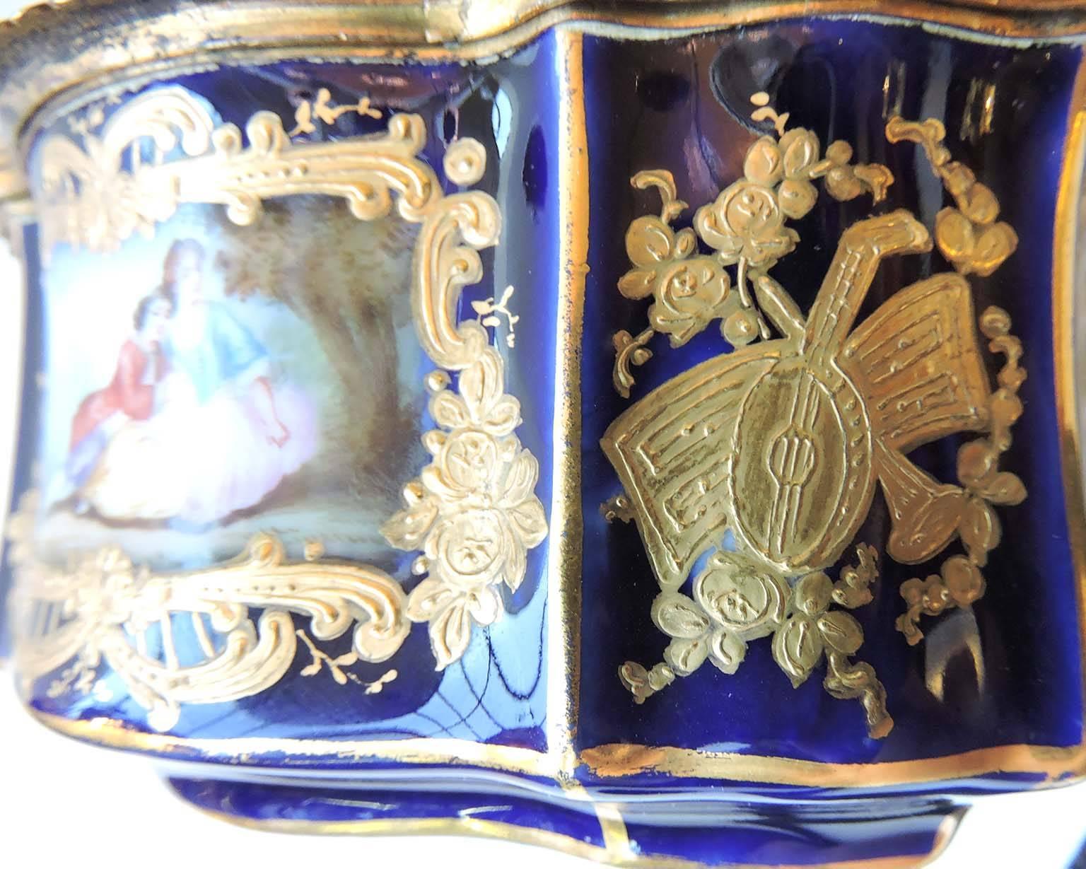 Late 19th Century French Sevres-Style Porcelain Trinket Box with Gilt Bronze For Sale 3