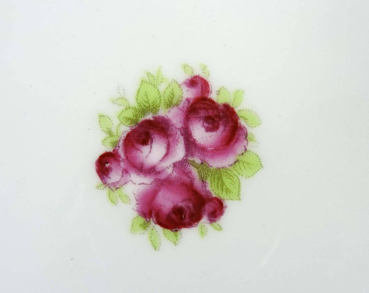 Set of 12 Scalloped Dessert Plates by George Jones & Sons, circa 1910 In Excellent Condition For Sale In Toronto, ONTARIO