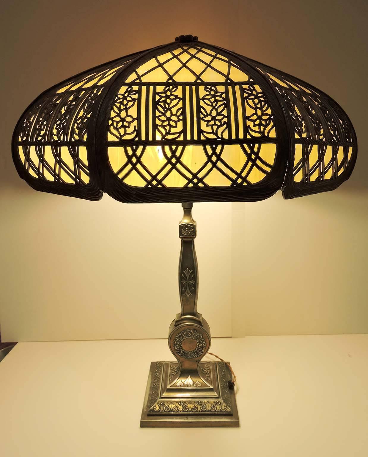 American Arts and Crafts Electric Lamp with Pairpoint Base In Good Condition In Toronto, ONTARIO