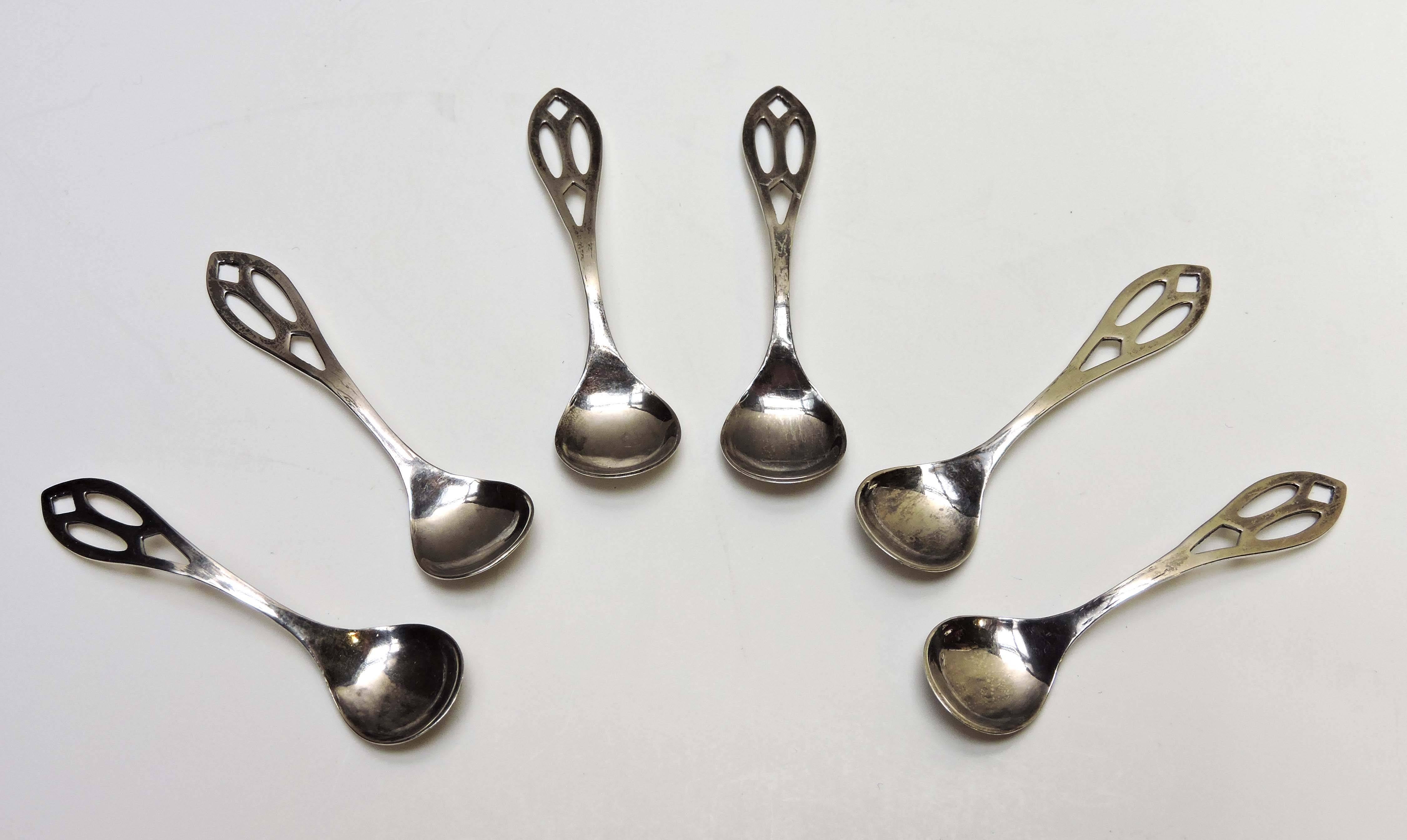 Six American Sterling Salt Cellars and Spoons by Webster Co., circa 1910 In Excellent Condition For Sale In Toronto, ONTARIO