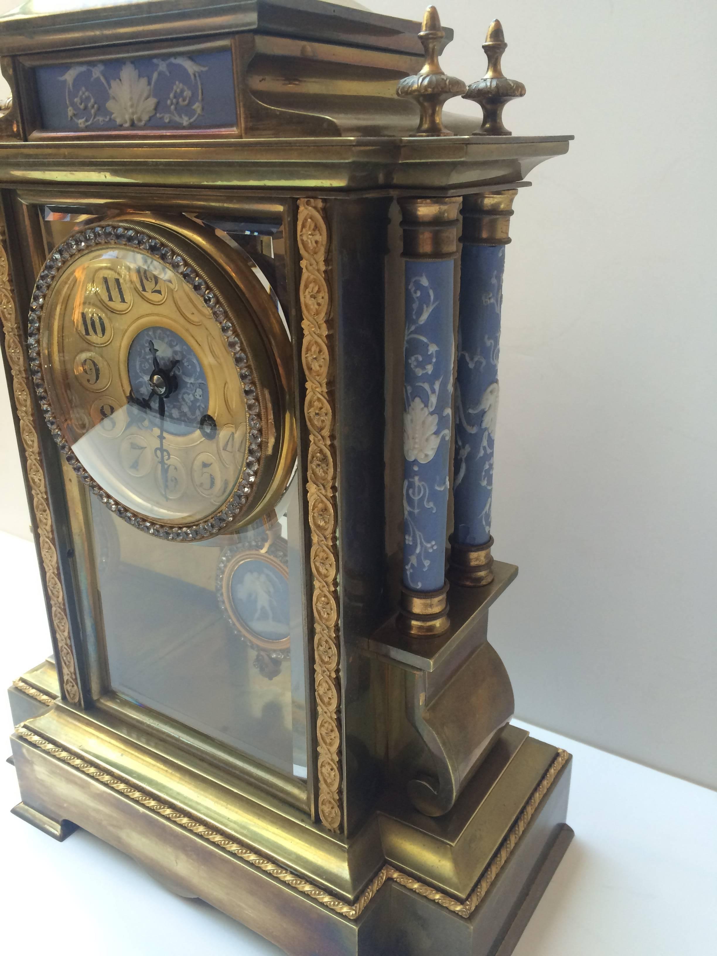 This is a 19th century neoclassical French mantel clock by Japy Freres, with the works, pendulum and chimes housed in a bronze and bevelled glass case.

The clock features decorative side columns, centre dial, pendulum and a rectangular plaque