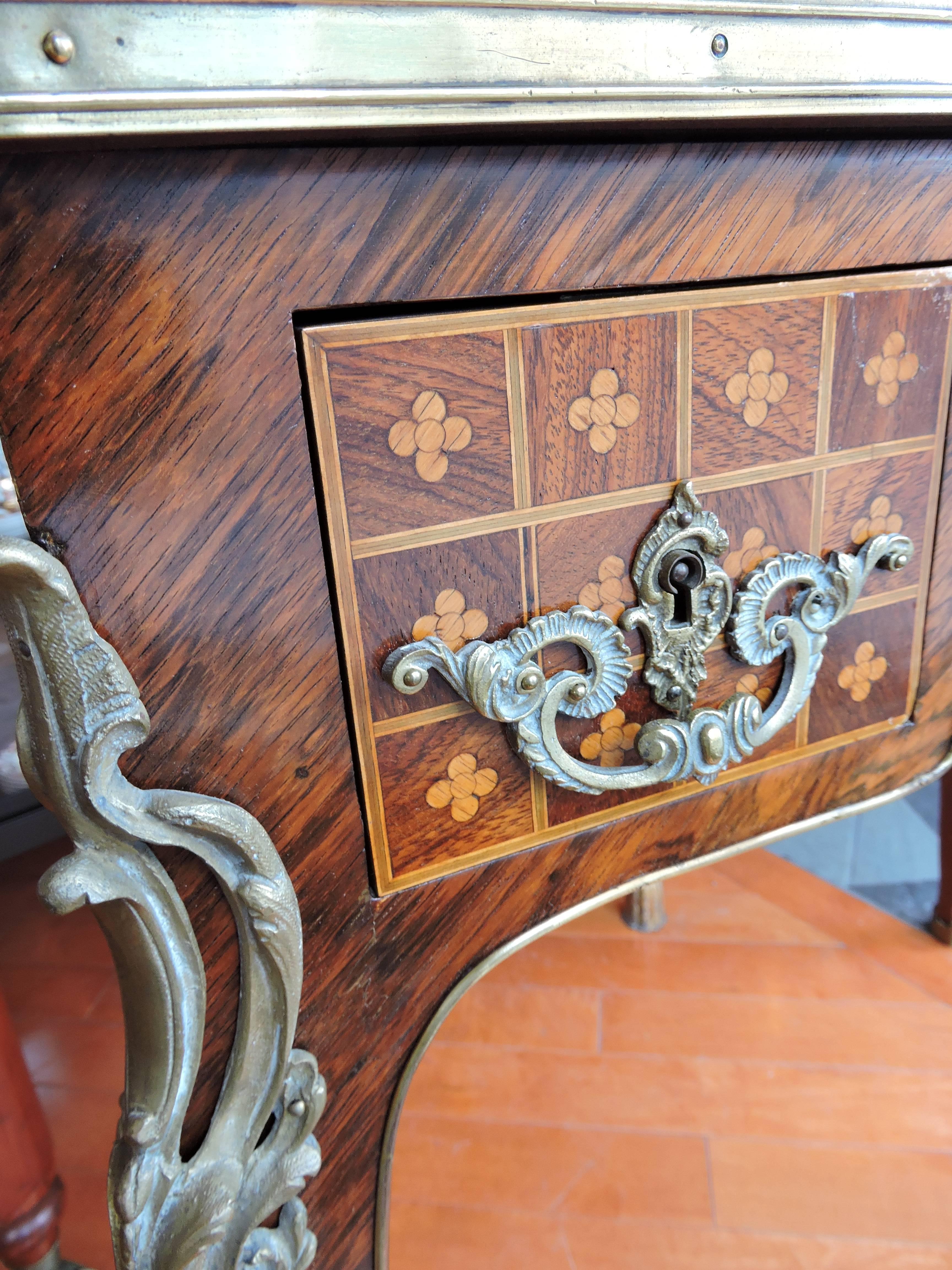 French Petite Writing Table with Leather Top, Bronze Mounts and Marquetry Inlay In Excellent Condition In Toronto, ONTARIO