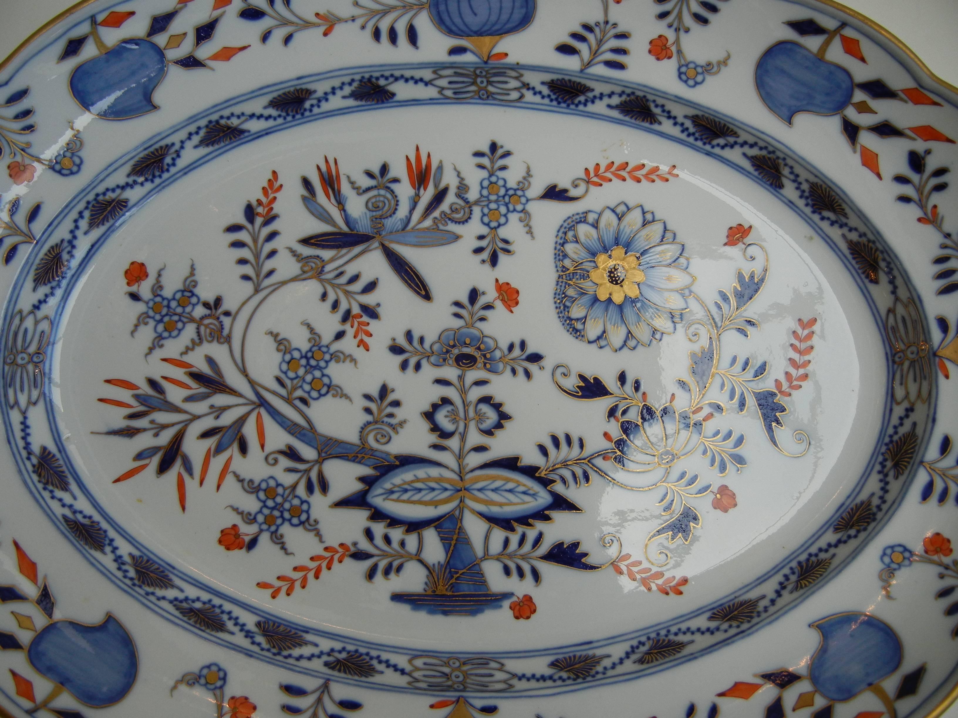 Chinoiserie 19th Century Meissen Porcelain Onion Pattern and Hand Colored Platter For Sale