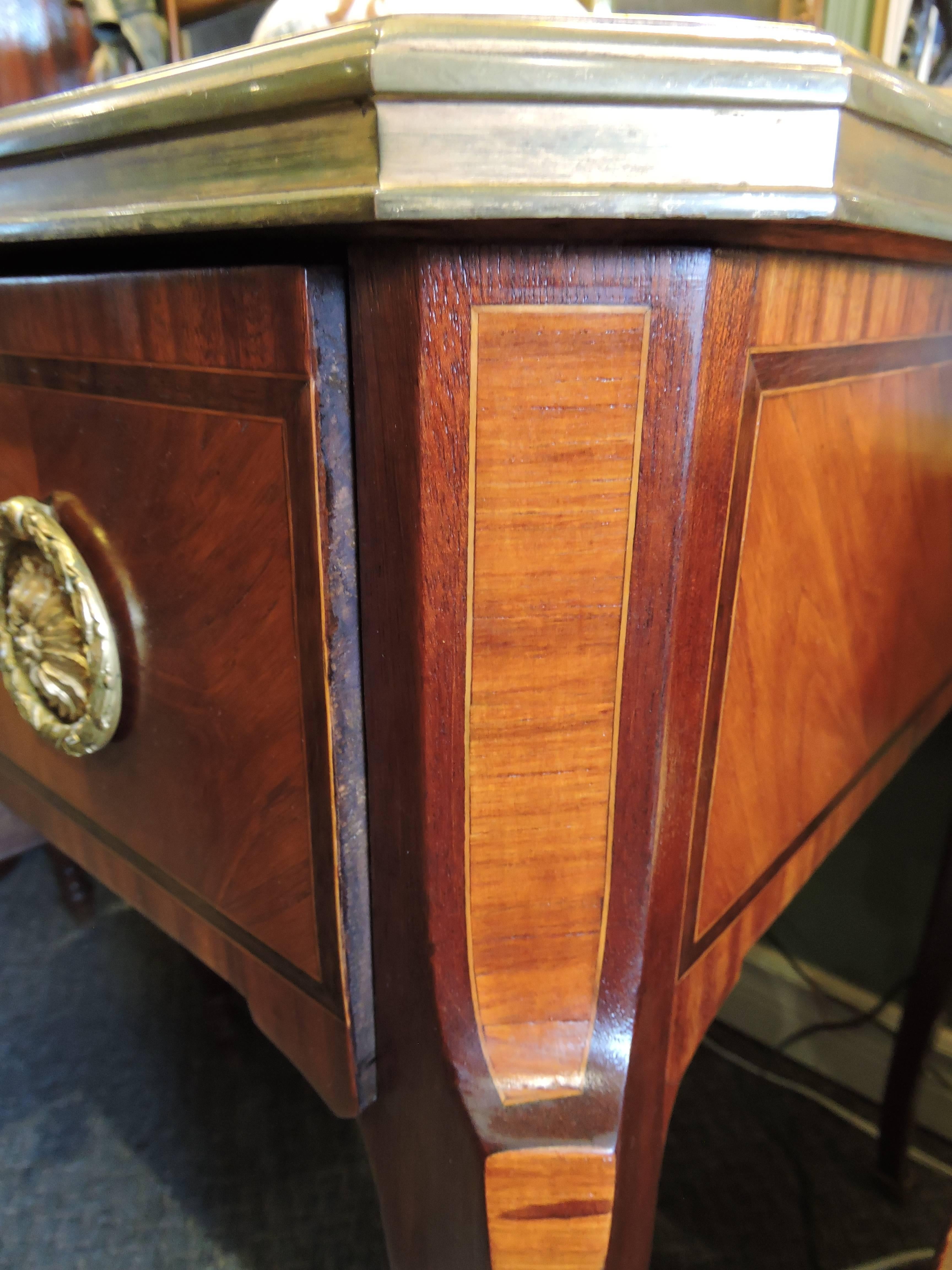 French Louis-Philippe Mahogany and Bronze Mounted Leather Top Desk, Bronze Trim In Excellent Condition For Sale In Toronto, ONTARIO