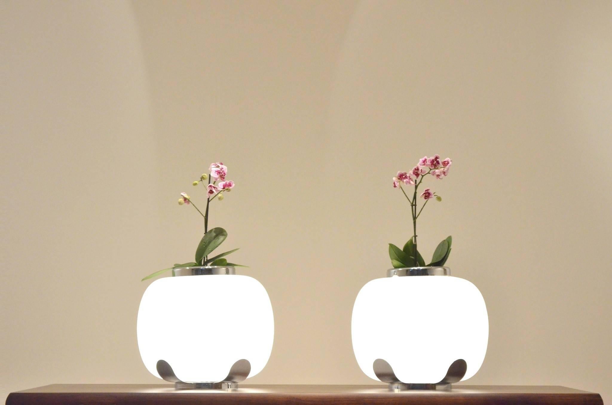 Italian Design Alfredo Barbini Opalescent Glass and Chrome Flower Vase Lamps For Sale 1