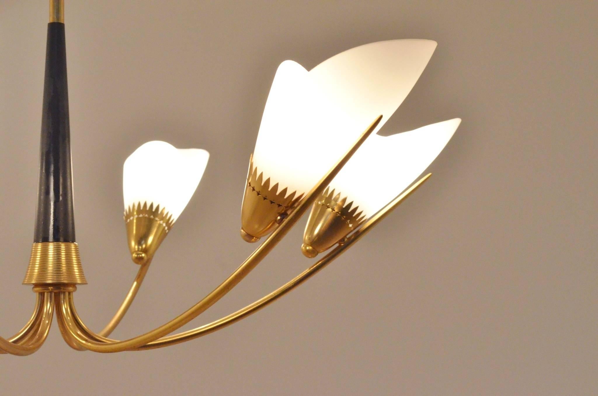 1950s French Mid-Century Modern Design Tulip Shaped Glass and Brass Chandelier In Excellent Condition In Brussels, Ixelles