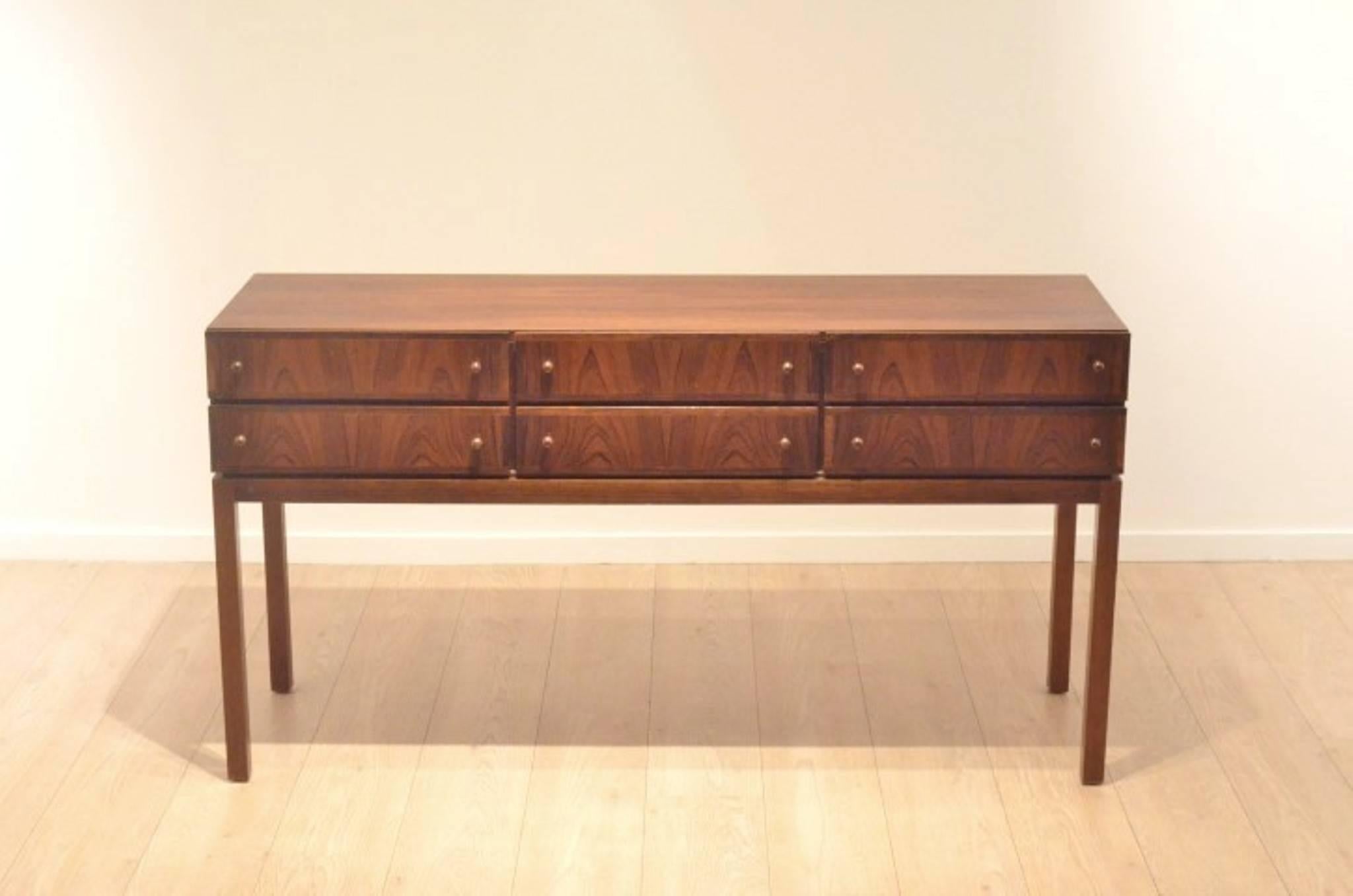 Elegant sideboard made in solid and veneer rosewood composed of six drawers with rounded solid wood handles made in the 1950s in Denmark.