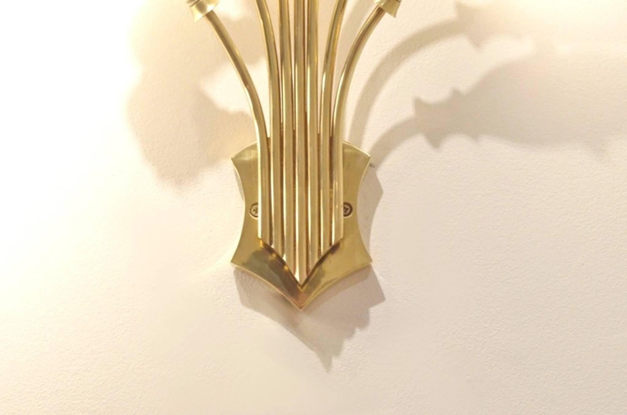Two Italian Mid-Century 'Bouquet' Brass and White Wall Sconces In Excellent Condition In Brussels, Ixelles