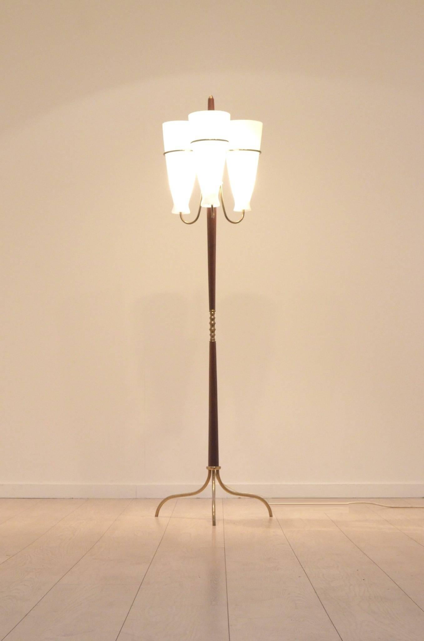 Italian Mid-Century Design Tripod Glass, Brass and Teak Wood Floor Lamp Lighting In Good Condition In Brussels, Ixelles