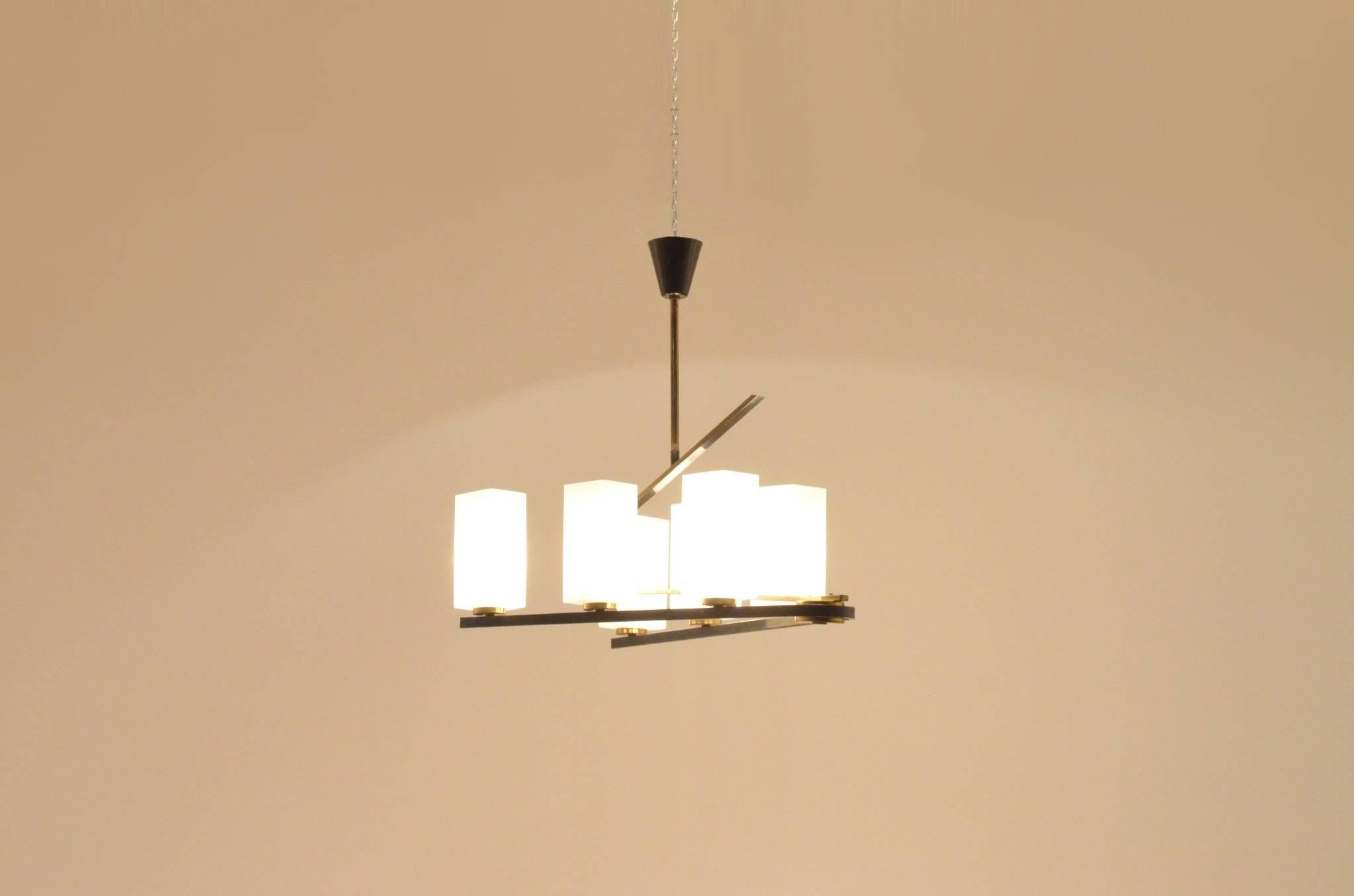 Original and sculptural Z-shaped design chandelier. It has been produced in France during the 1950 by the Maison Arlus.
The structure is bicolored brass structure (gun powder tinted and natural) matched with rectangular glass diffusers.