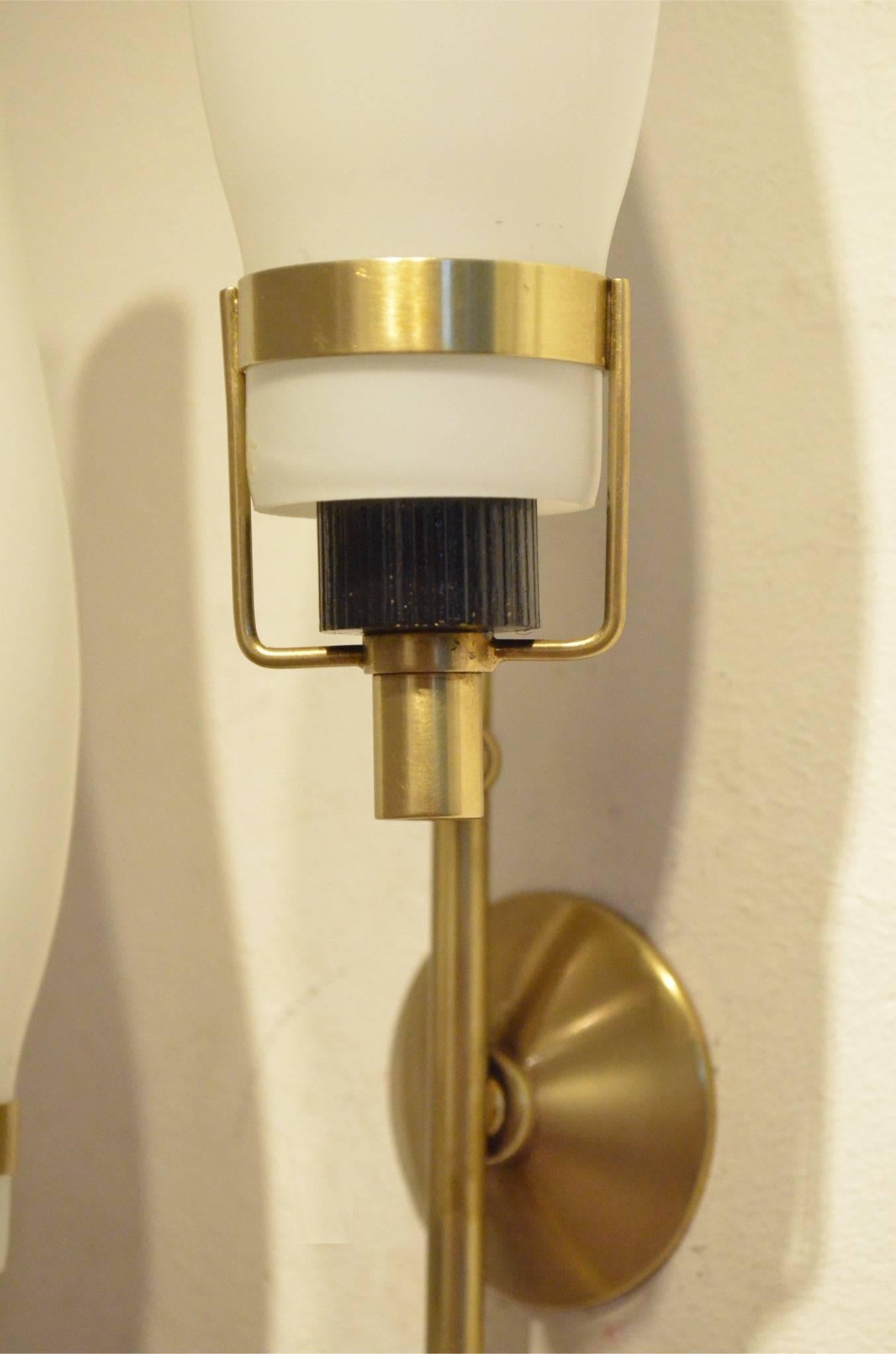 Italian Mid-Century Stilnovo Attributed two-Glass and Brass Wall Sconces Lamps In Excellent Condition In Brussels, Ixelles