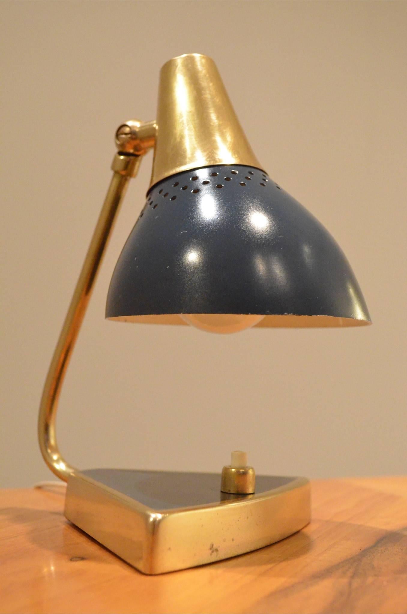 Pair of Midcentury Design Painted Metal and Brass Bedside Table Lamps In Good Condition In Brussels, Ixelles