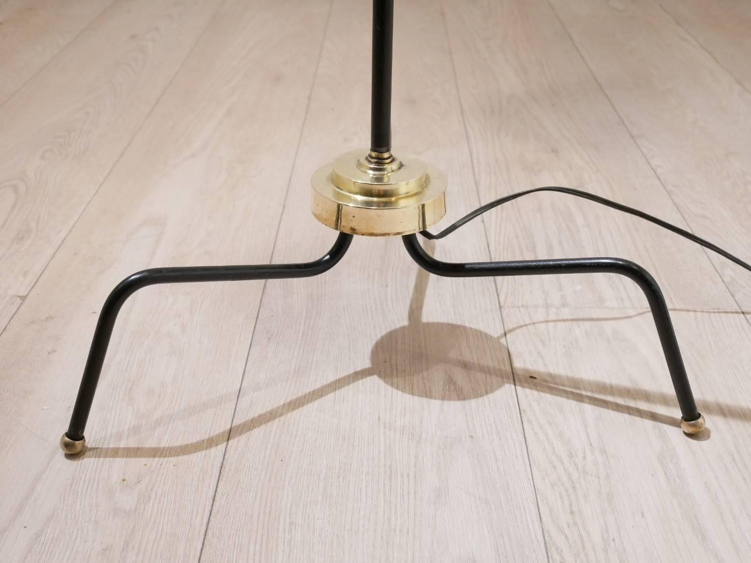 Midcentury French Maison Arlus Tripod Opalescent Glass and Brass Floor Lamp In Good Condition For Sale In Brussels, Ixelles