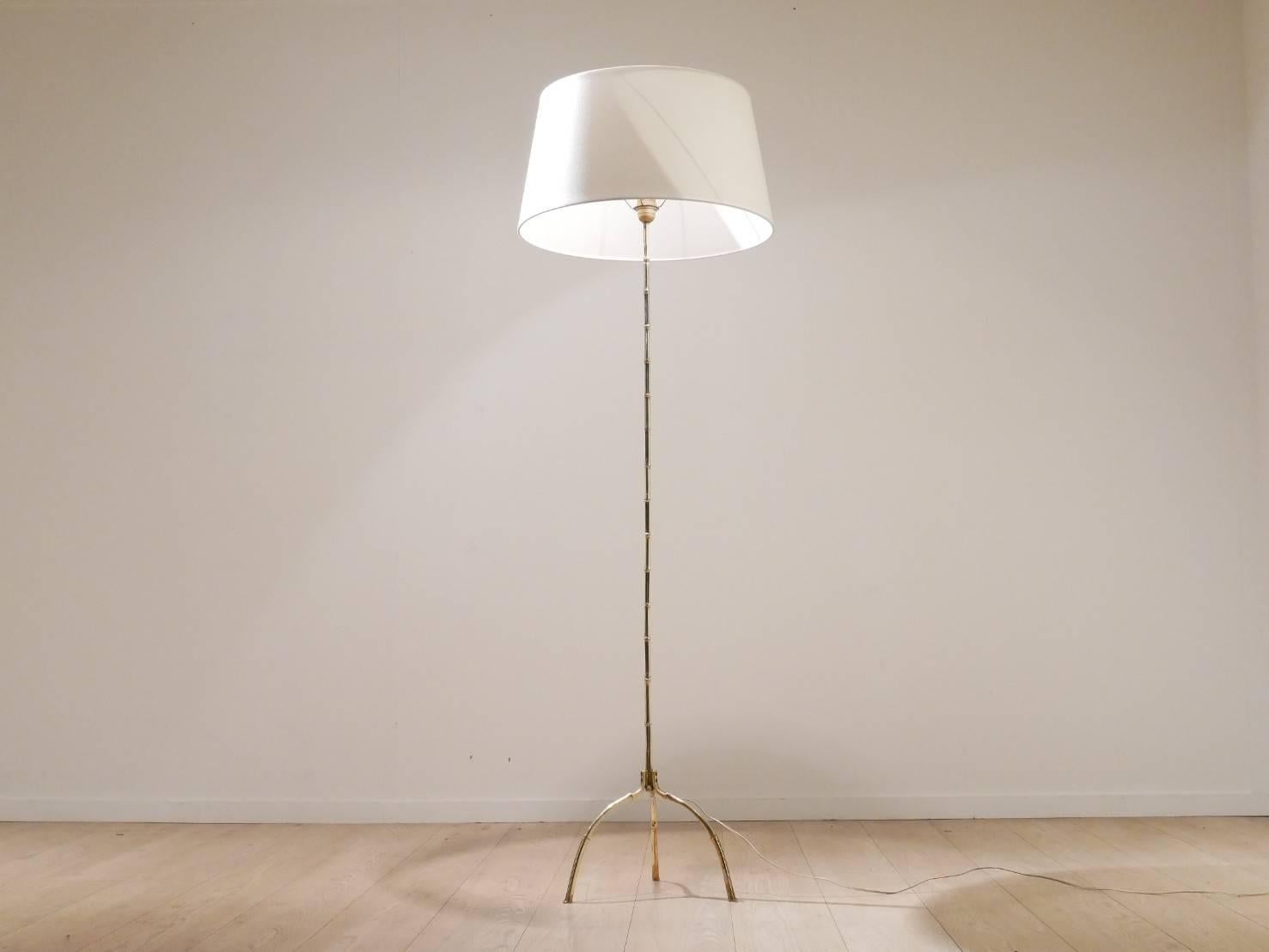 Midcentury French floor lamp from Maison Baguès, faux bamboo patterned brass stem on tripod feet. New off-white round shaped textile diffuser.