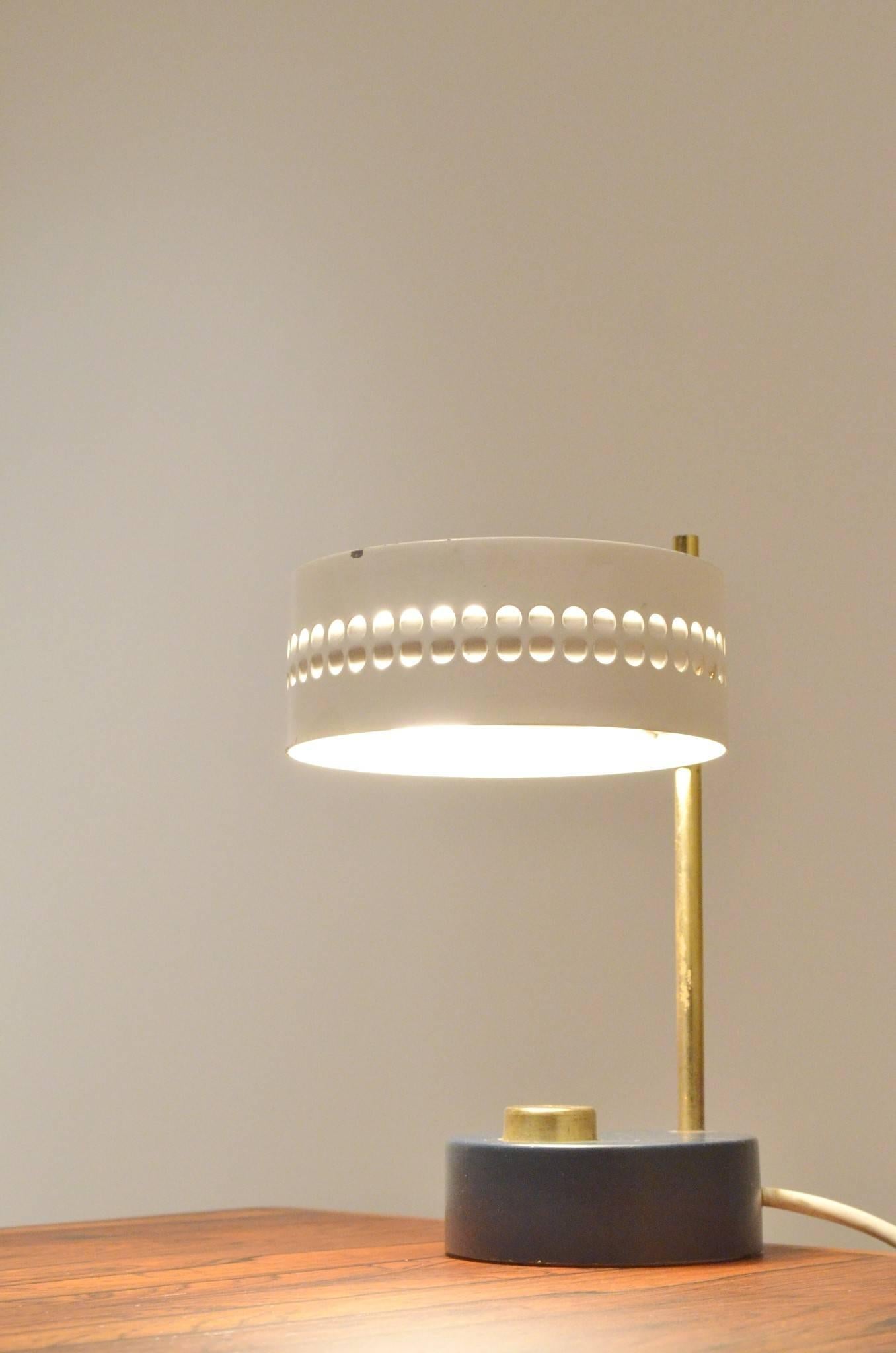 Small Bicolored and Perforated Metal Table Lamp Attributed to Mathieu Matégot (Mitte des 20. Jahrhunderts) im Angebot