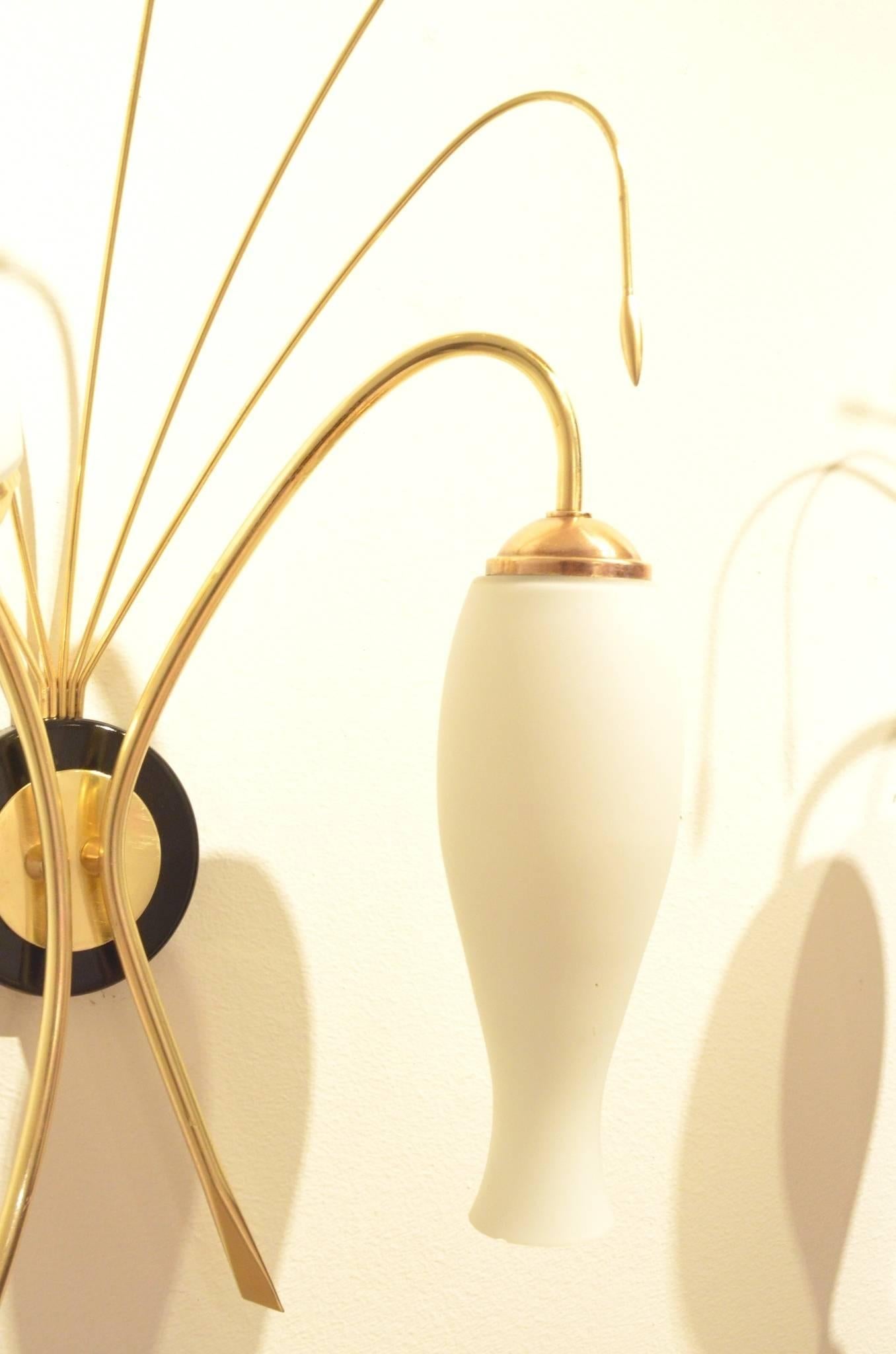 Pair of French Midcentury Design Sconces with Organic Brass and Glass In Good Condition For Sale In Brussels, Ixelles