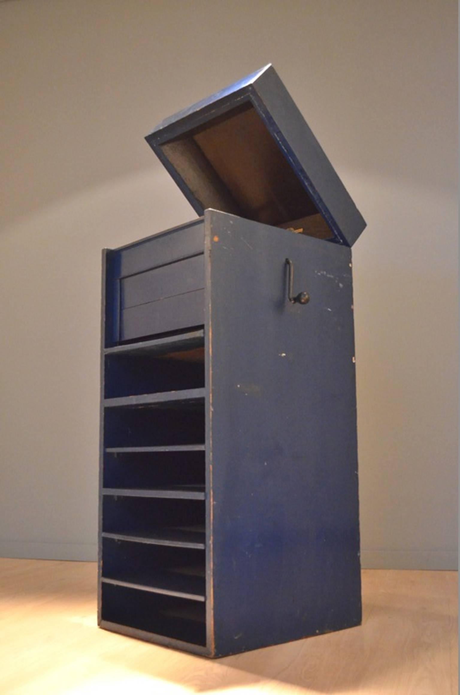 G. Rietveld De Stijl 1926 Blue Lacquered Gramophone Music Box For Sale 2