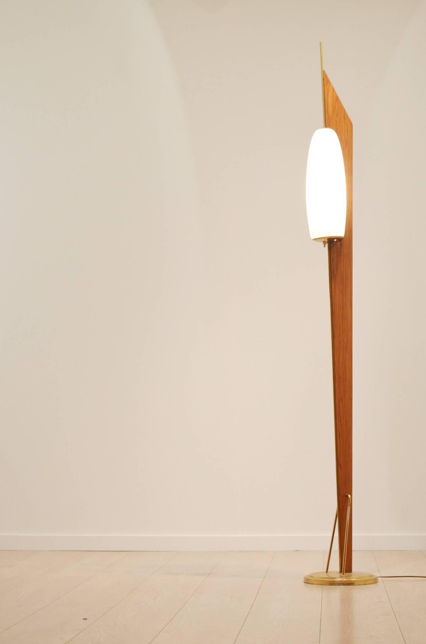 Sculptural Mid-Century Wood Blade and Brass Floor Lamp In Excellent Condition In Brussels, Ixelles