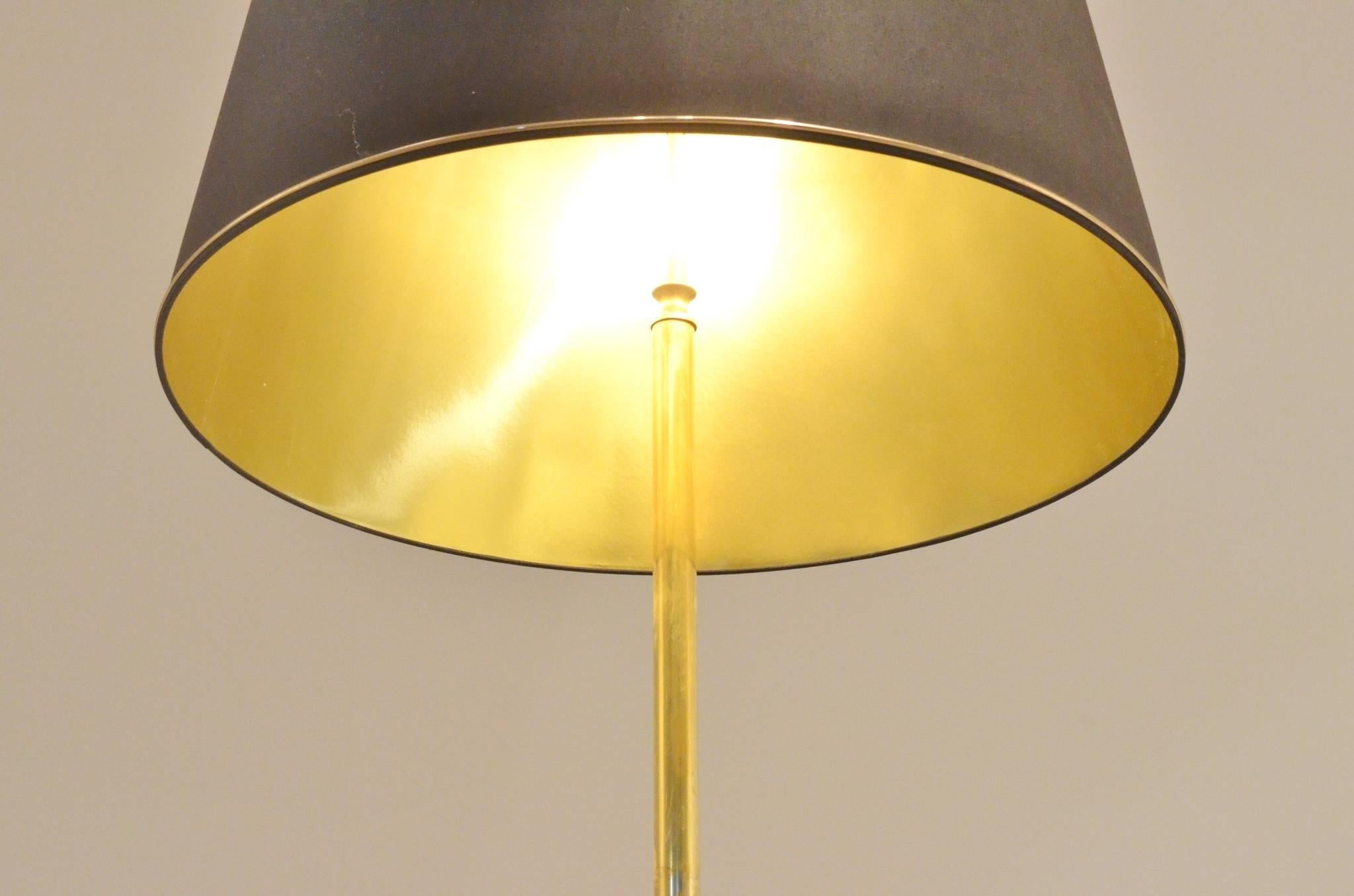 Mid-Century Brass and Lacquered Wood Tripod Floor Lamp In Excellent Condition In Brussels, Ixelles