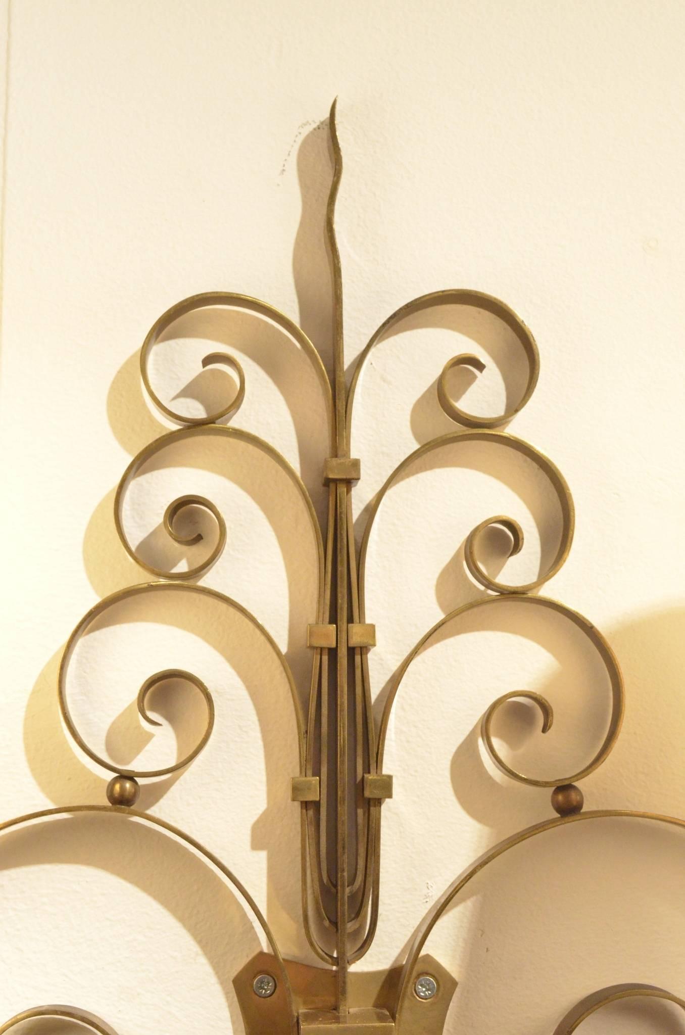 Three Art Deco René Drouet Style Sculptural Full Brass Wall Sconces Lamps, Set In Excellent Condition For Sale In Brussels, Ixelles