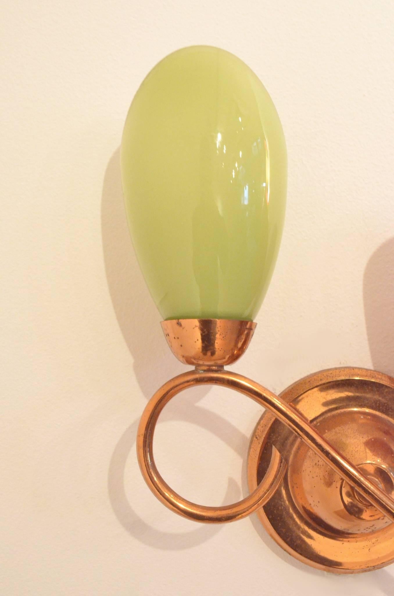 20th Century Pair of Midcentury Multicolor Red & Green Glass & Curvy Copper Wall Sconces