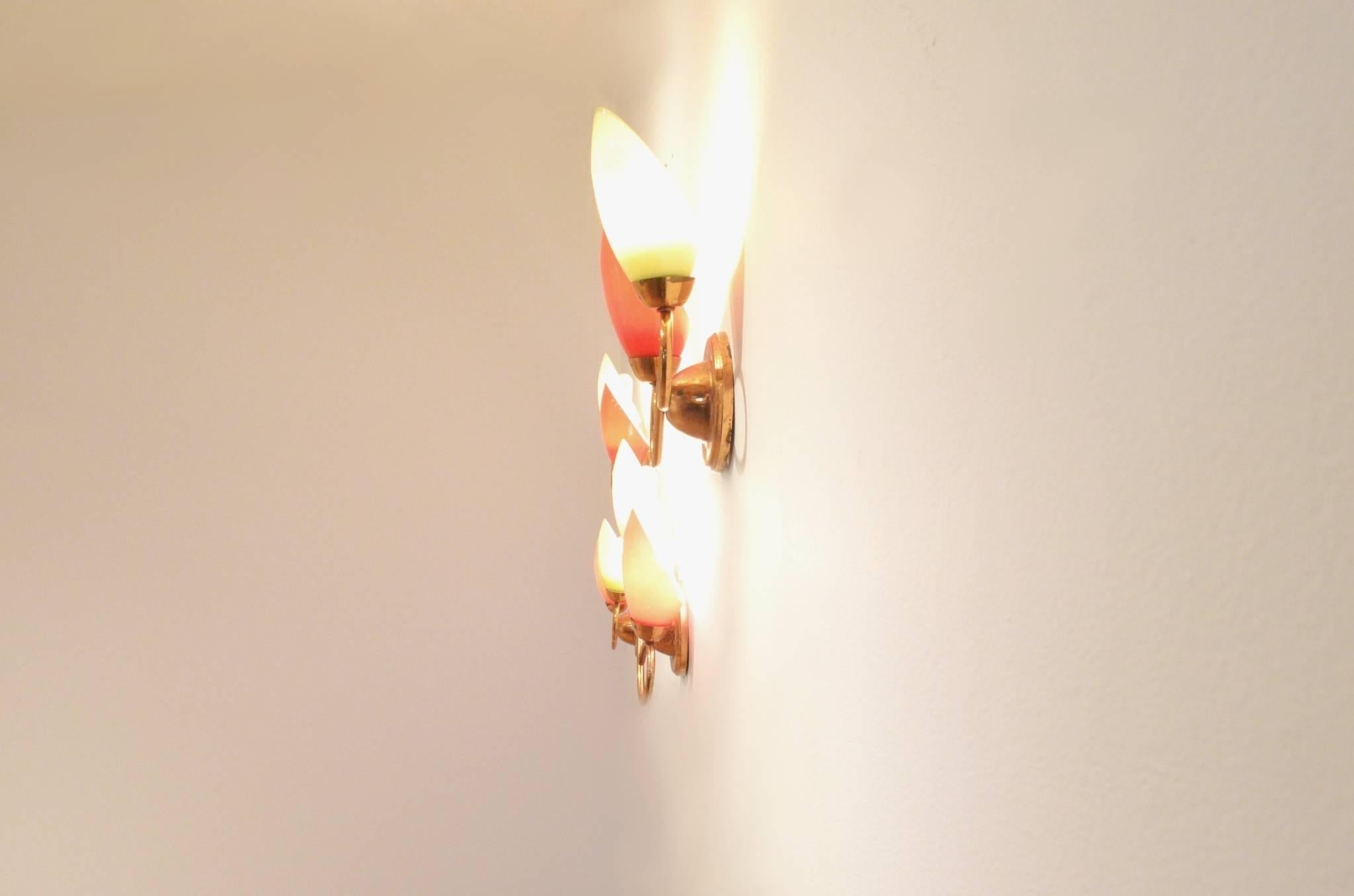 Pair of Midcentury Multicolor Red & Green Glass & Curvy Copper Wall Sconces In Good Condition In Brussels, Ixelles